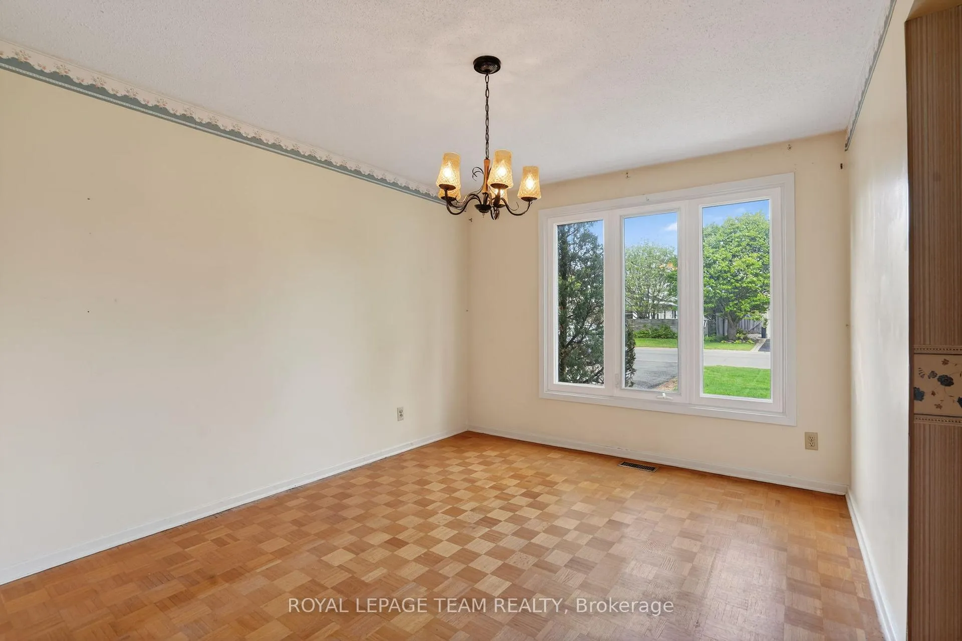 Photo 7 of 16 Parkglen Drive, Ottawa, Meadowlands/St. Claire Gardens — HOMEH
