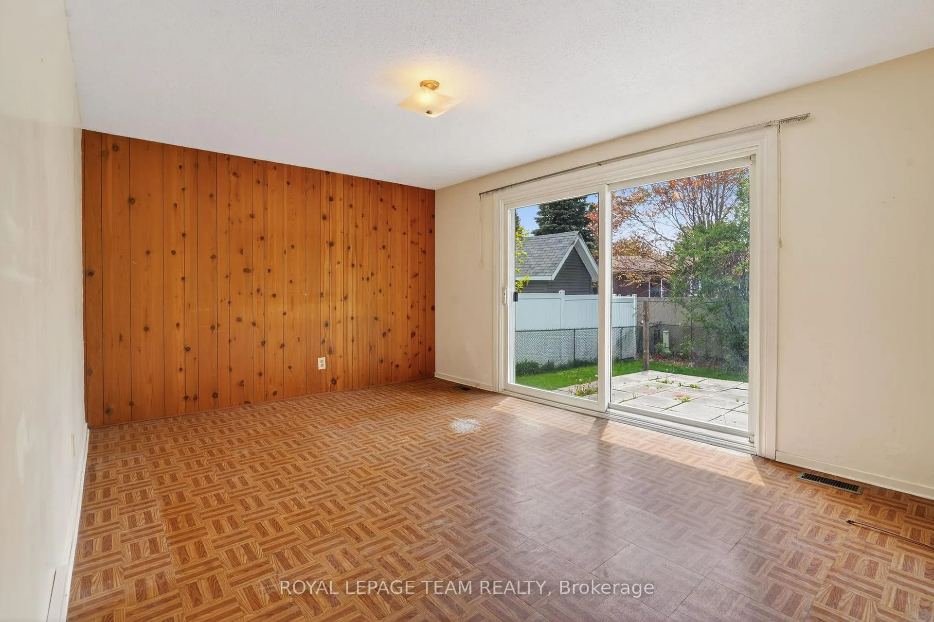 Photo 9 of 16 Parkglen Drive, Ottawa, Meadowlands/St. Claire Gardens — HOMEH