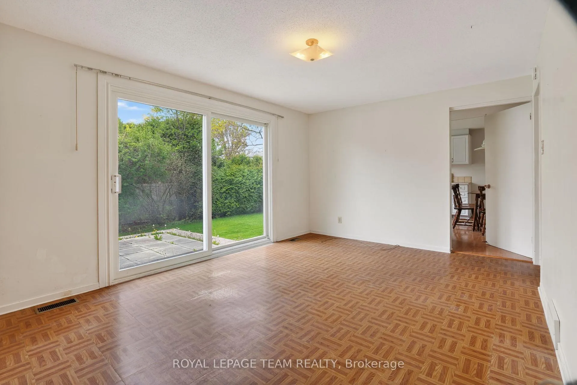 Photo 11 of 16 Parkglen Drive, Ottawa, Meadowlands/St. Claire Gardens — HOMEH