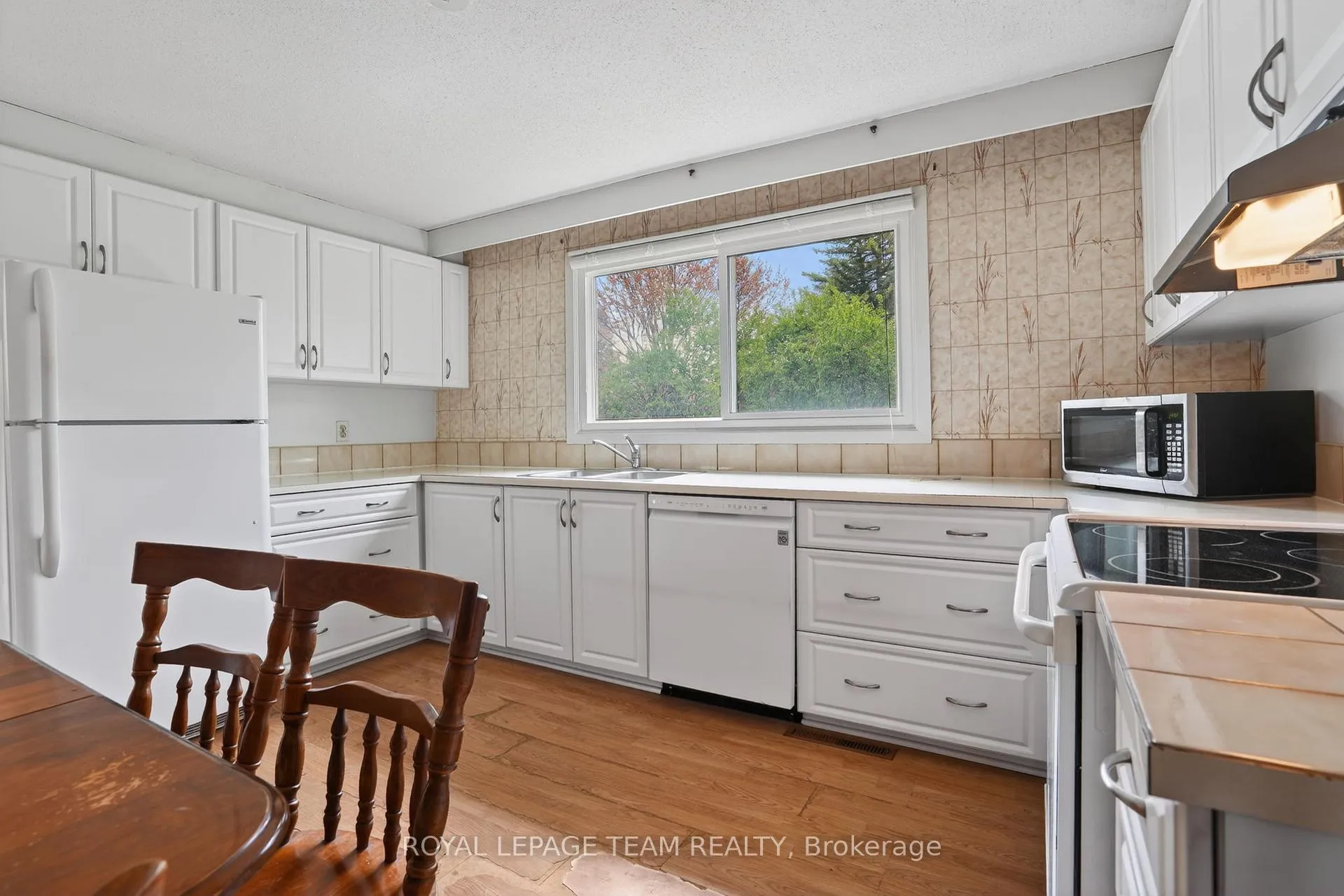 Photo 13 of 16 Parkglen Drive, Ottawa, Meadowlands/St. Claire Gardens — HOMEH