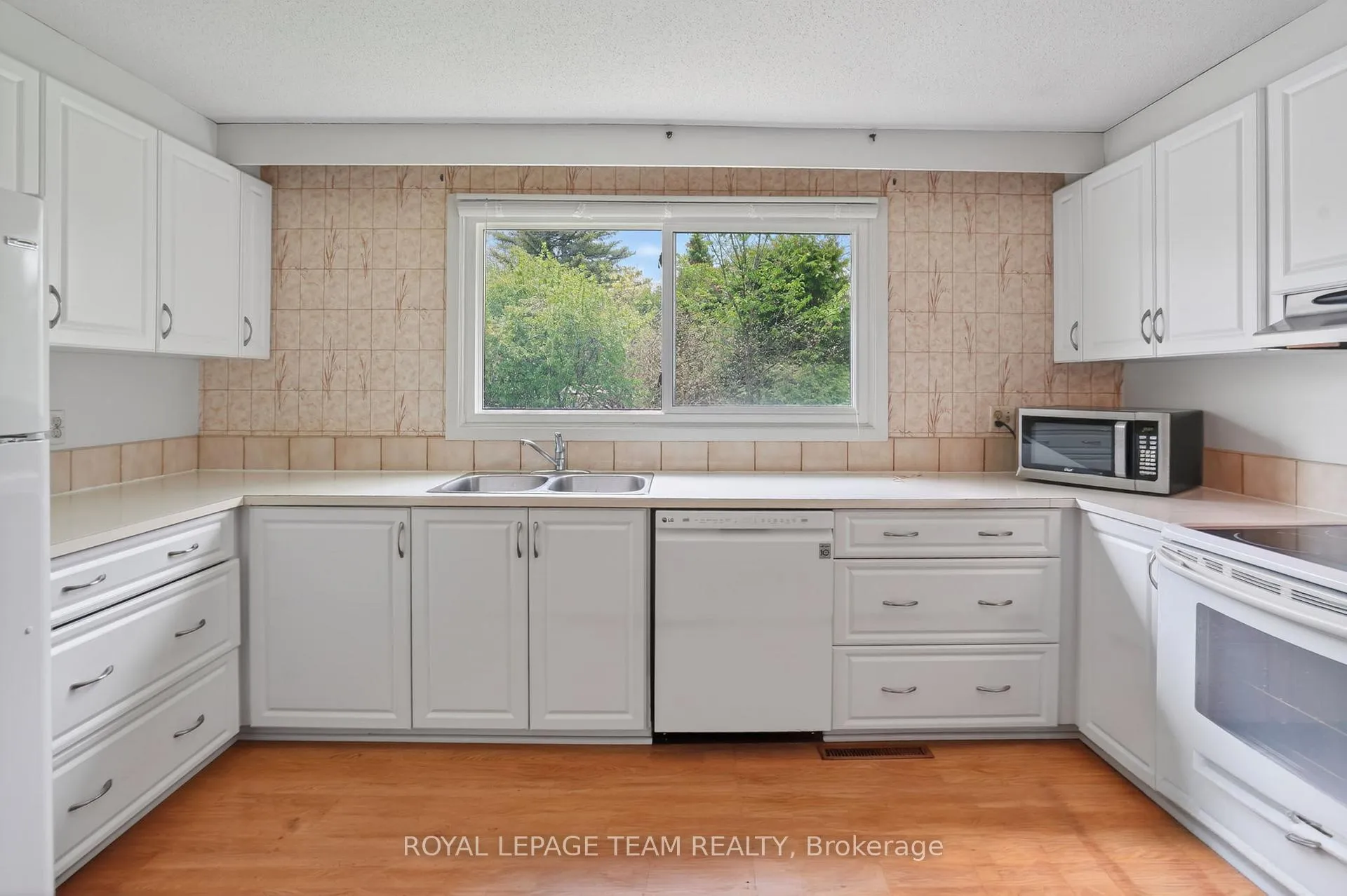 Photo 15 of 16 Parkglen Drive, Ottawa, Meadowlands/St. Claire Gardens — HOMEH
