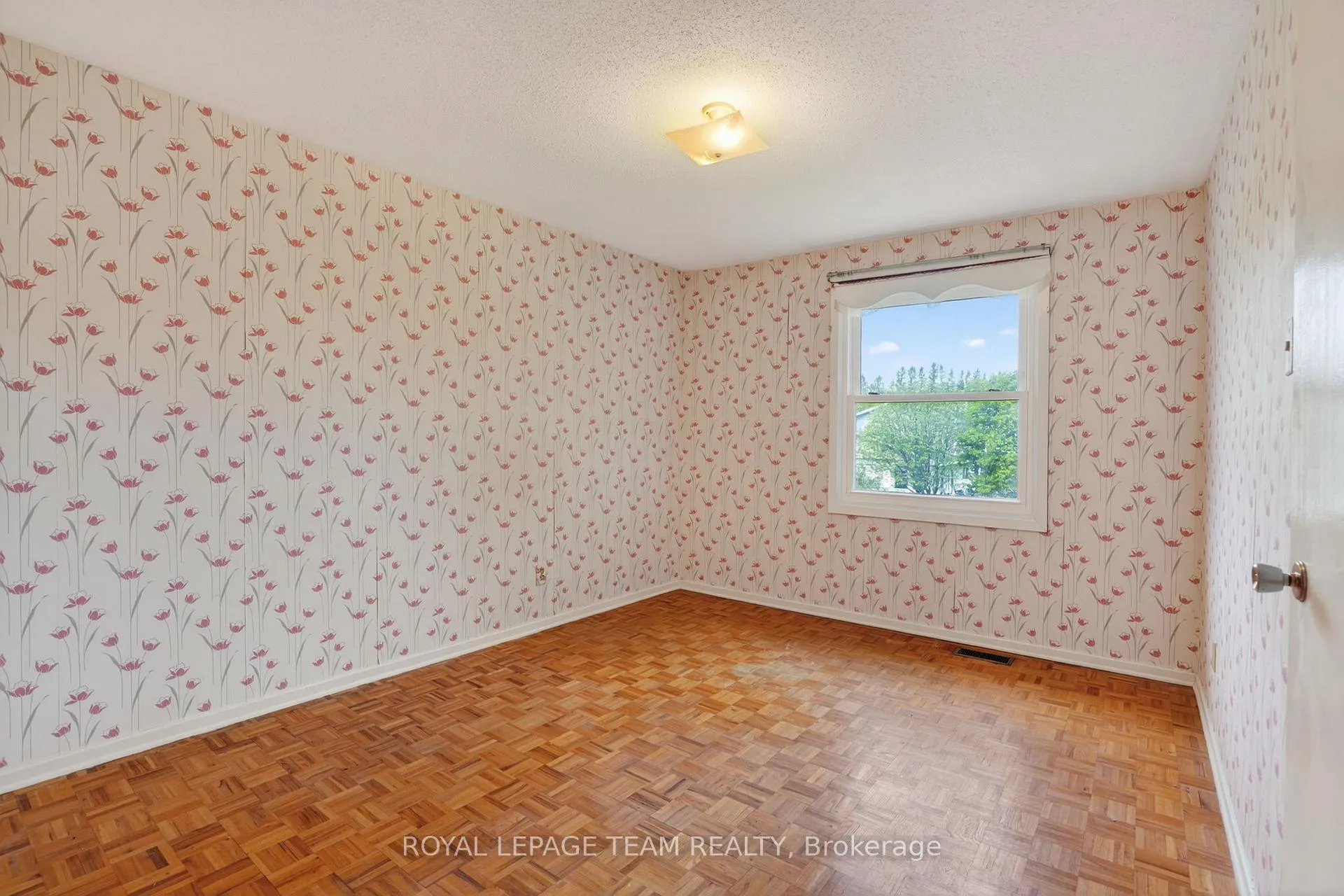 Photo 24 of 16 Parkglen Drive, Ottawa, Meadowlands/St. Claire Gardens — HOMEH