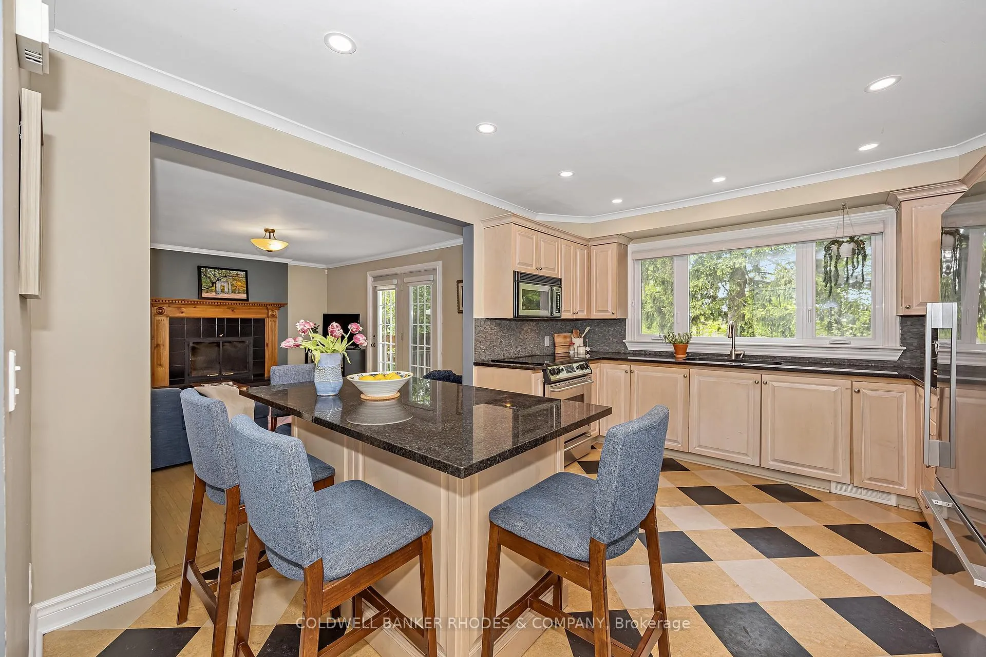 Photo 9 of 2228 Old Lilac Lane, Ottawa, Applewood Acres — HOMEH