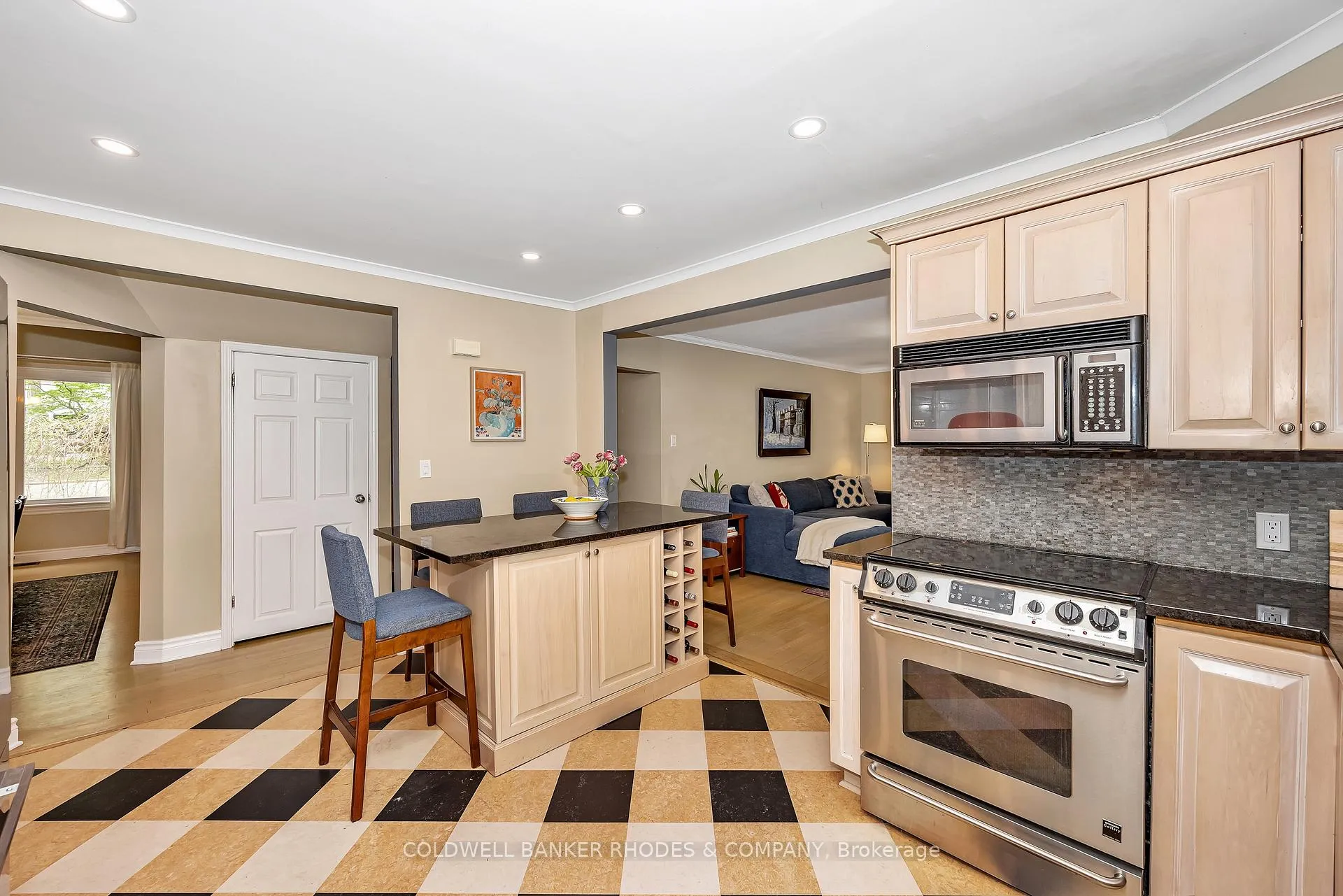 Photo 10 of 2228 Old Lilac Lane, Ottawa, Applewood Acres — HOMEH