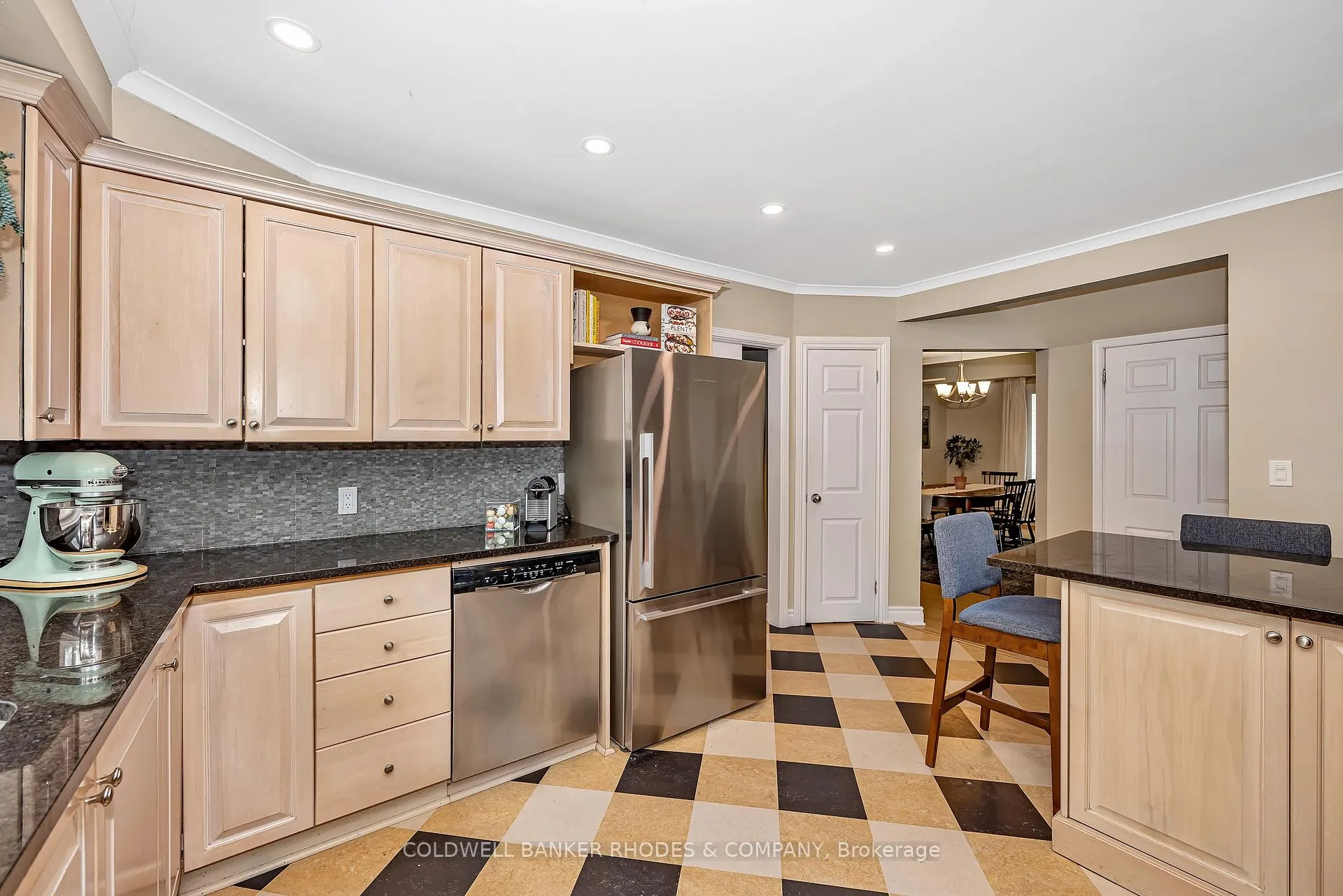 Photo 11 of 2228 Old Lilac Lane, Ottawa, Applewood Acres — HOMEH