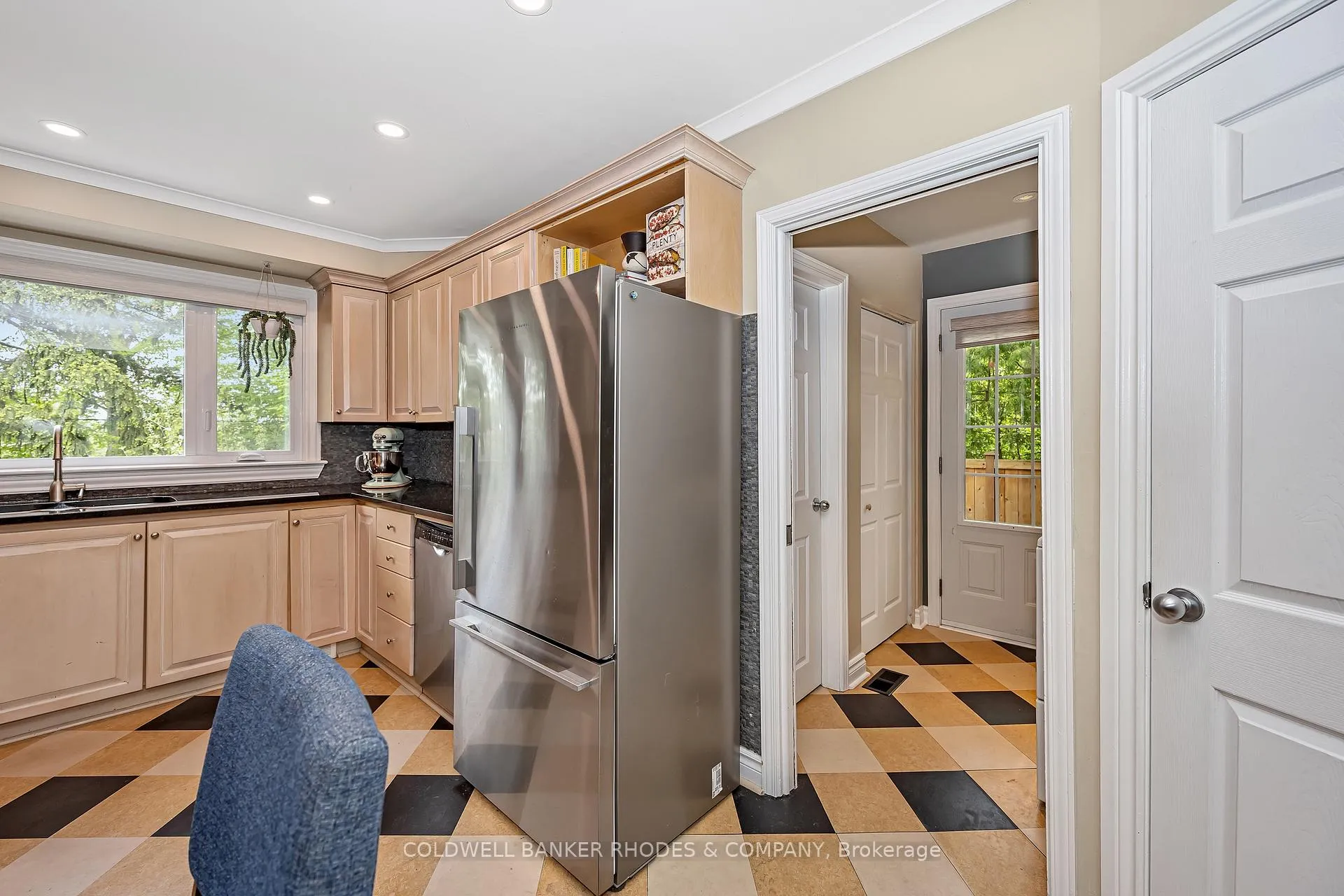 Photo 14 of 2228 Old Lilac Lane, Ottawa, Applewood Acres — HOMEH