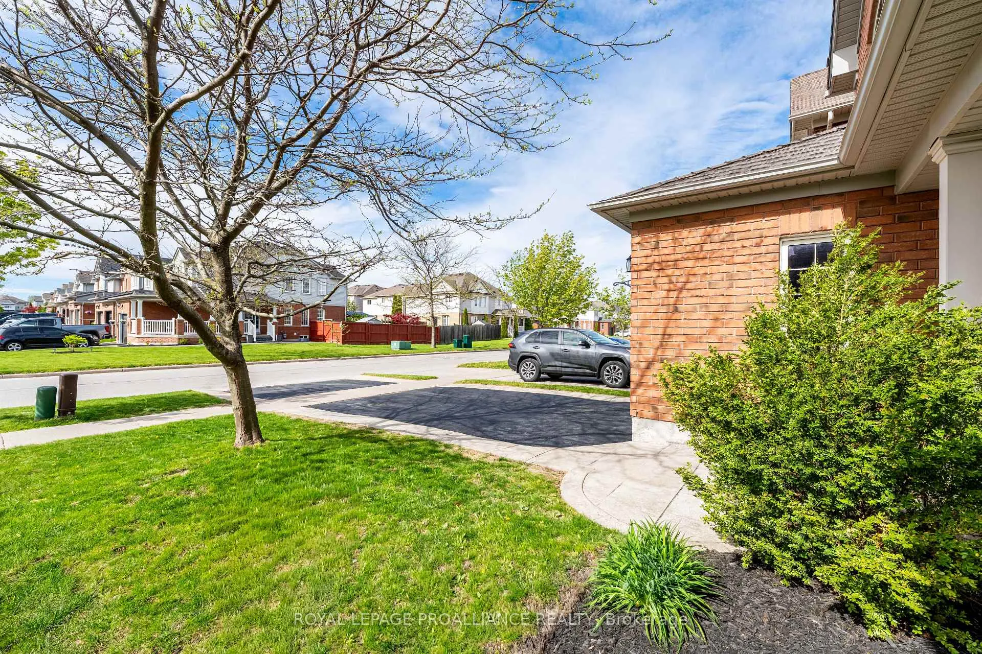 Photo 4 of 23 Courvier Crescent, Clarington, Bowmanville — HOMEH