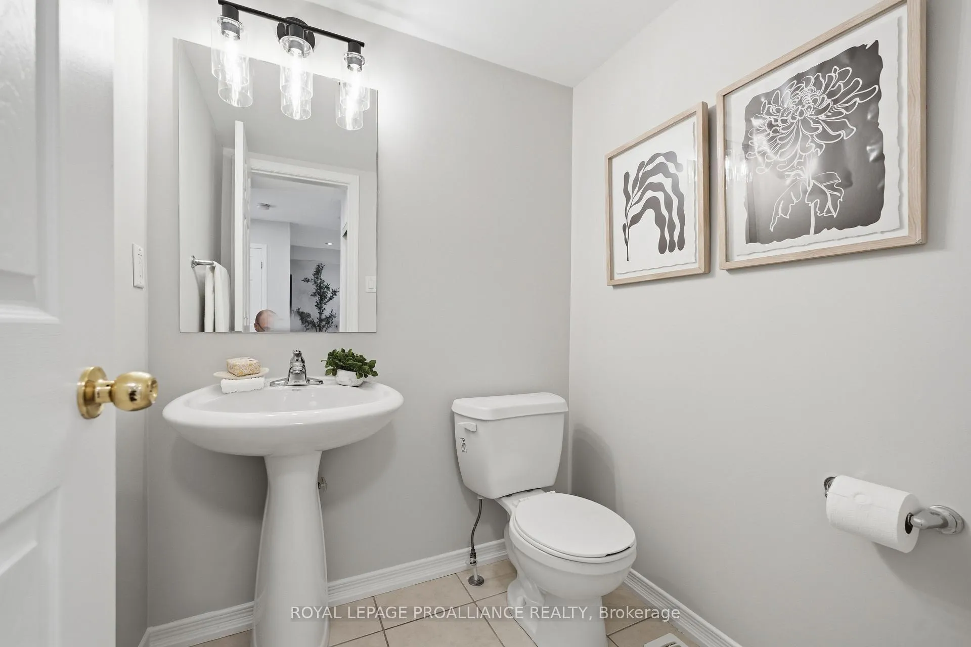 Photo 14 of 23 Courvier Crescent, Clarington, Bowmanville — HOMEH
