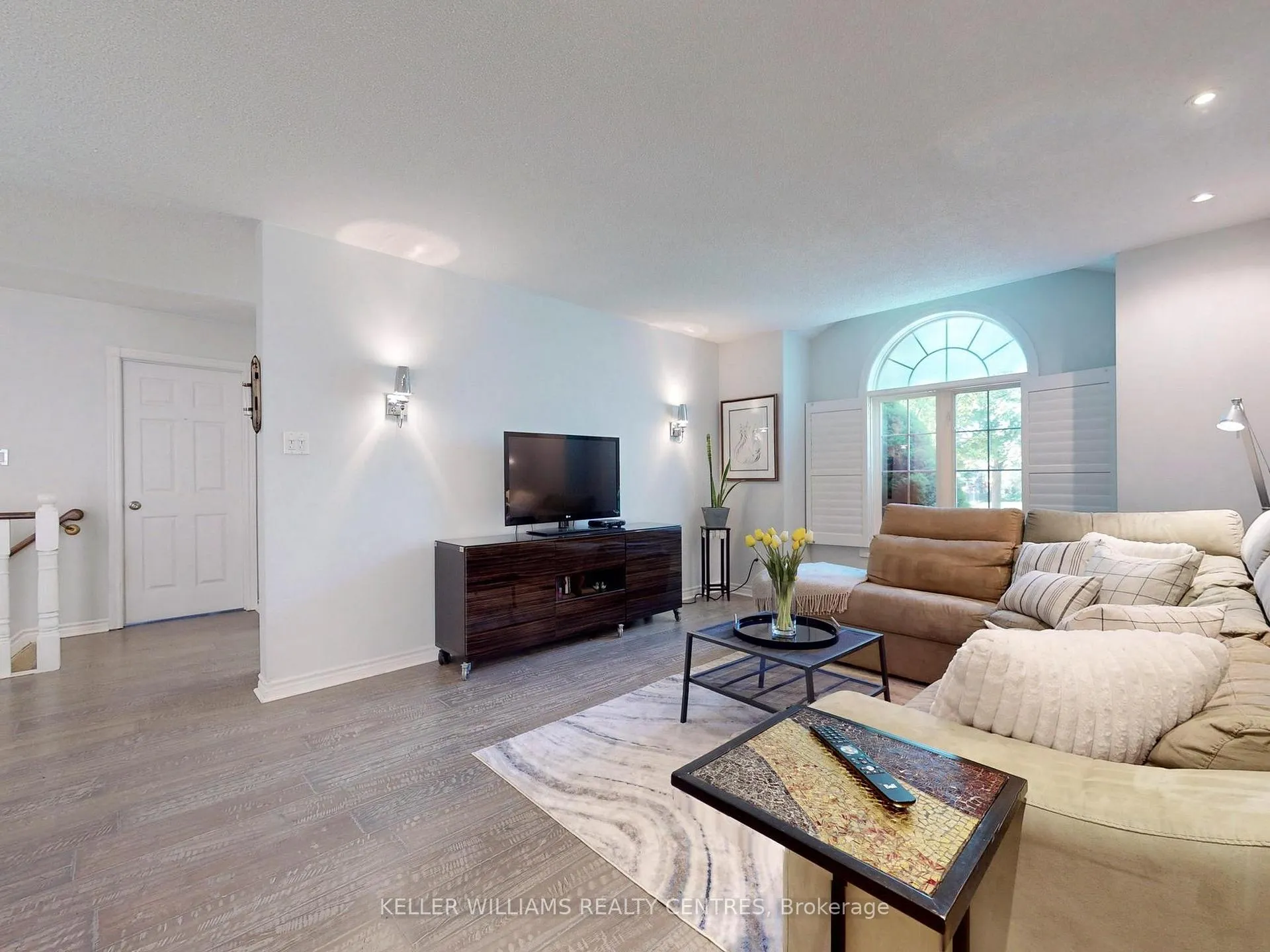 Photo 4 of 14 Gables Way, Barrie, South Shore — HOMEH