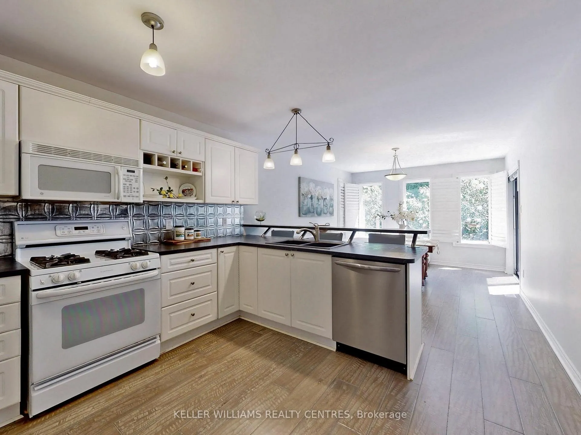 Photo 8 of 14 Gables Way, Barrie, South Shore — HOMEH