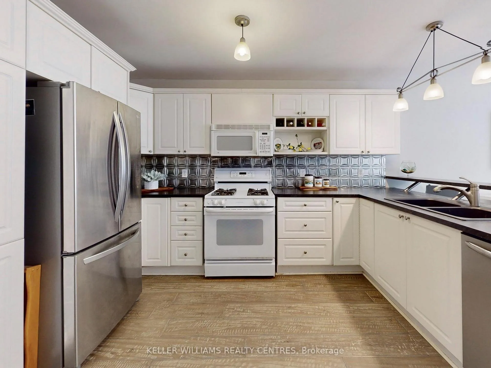 Photo 9 of 14 Gables Way, Barrie, South Shore — HOMEH