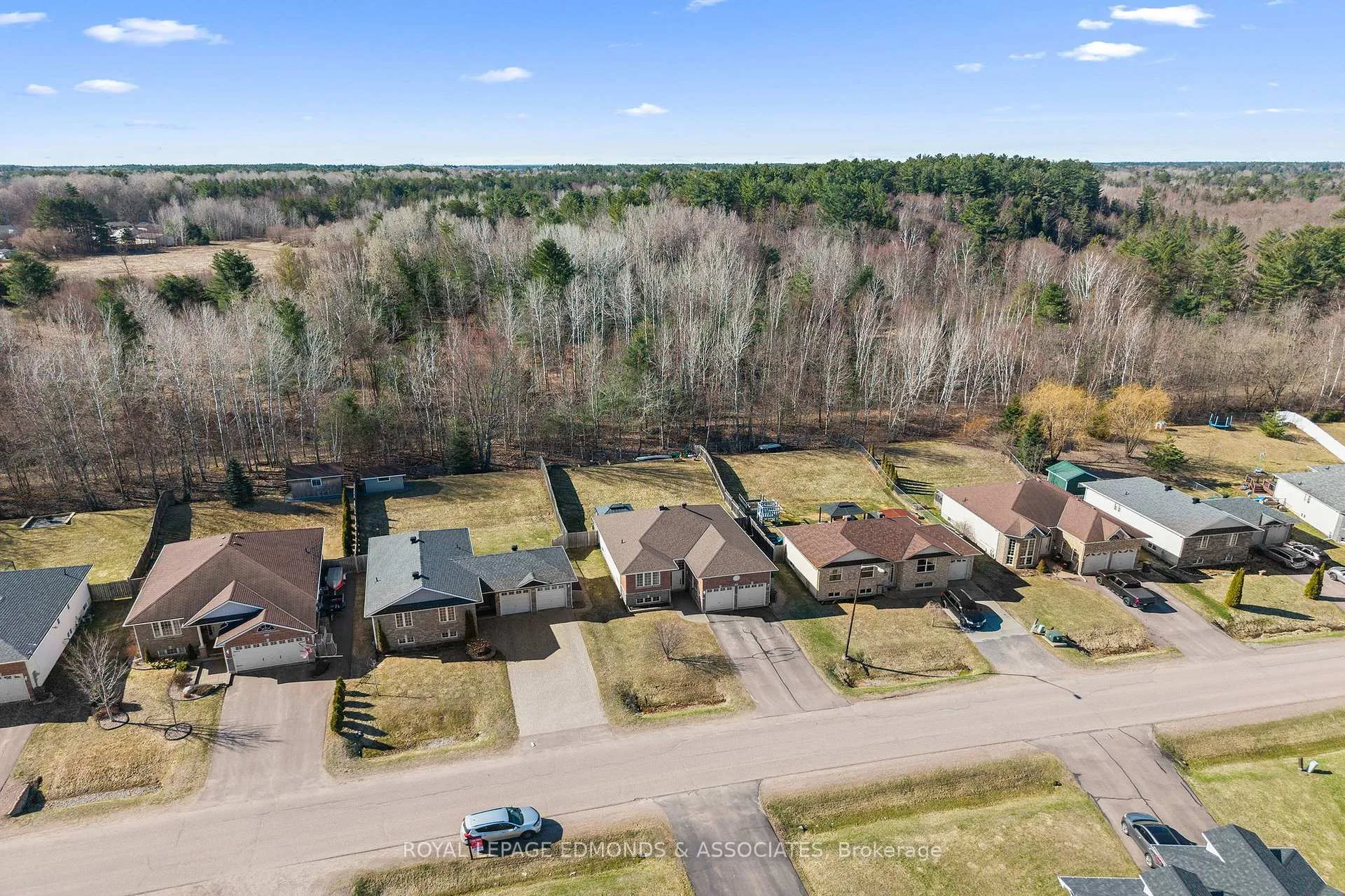 Photo 2 of 669 Fairview Avenue S, Laurentian Valley — HOMEH