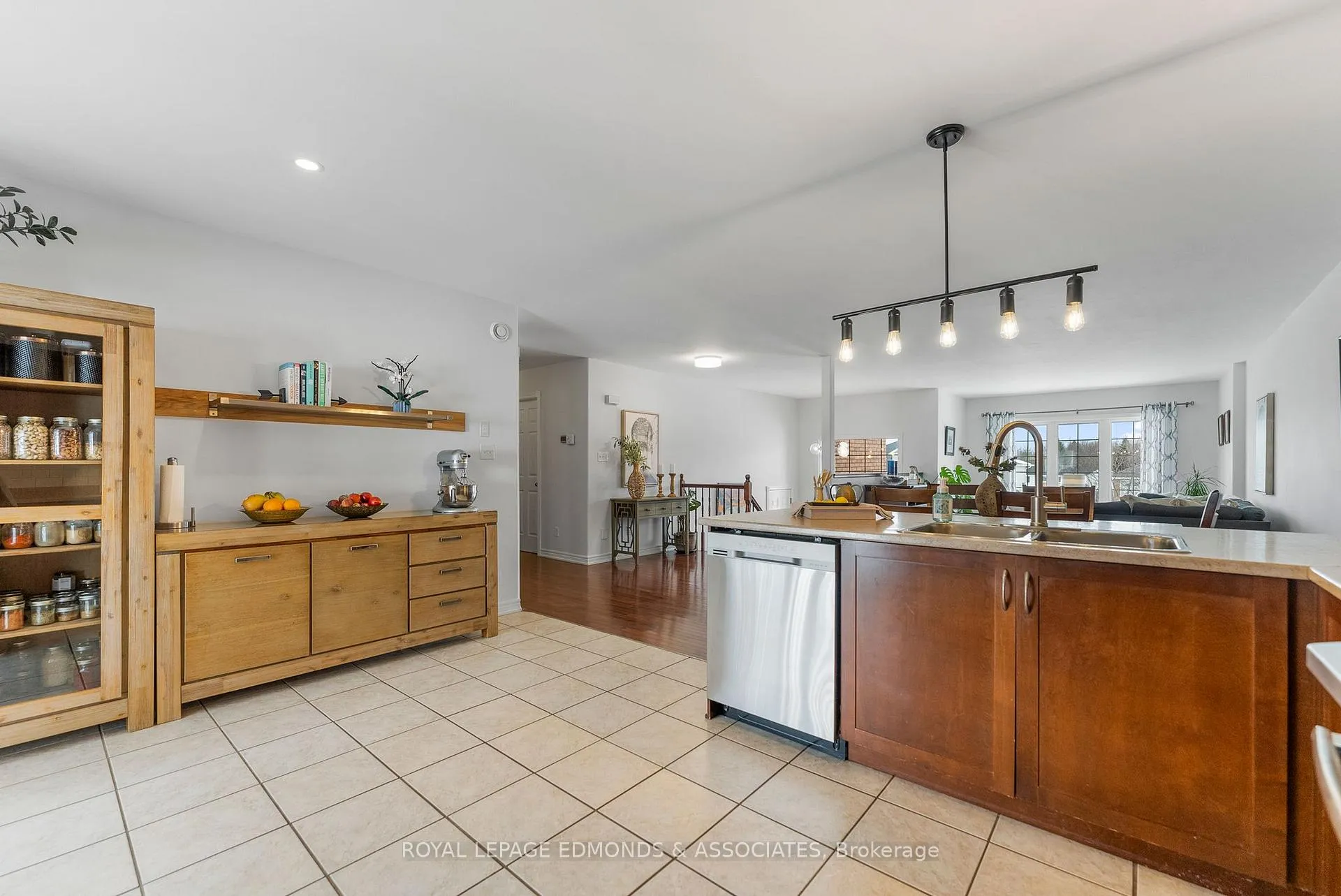 Photo 9 of 669 Fairview Avenue S, Laurentian Valley — HOMEH