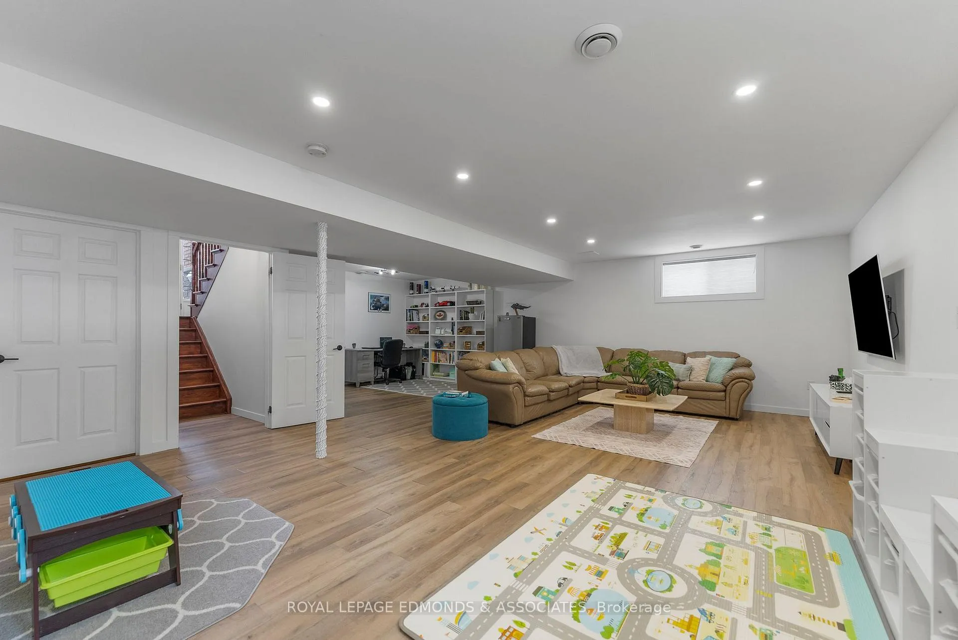 Photo 20 of 669 Fairview Avenue S, Laurentian Valley — HOMEH