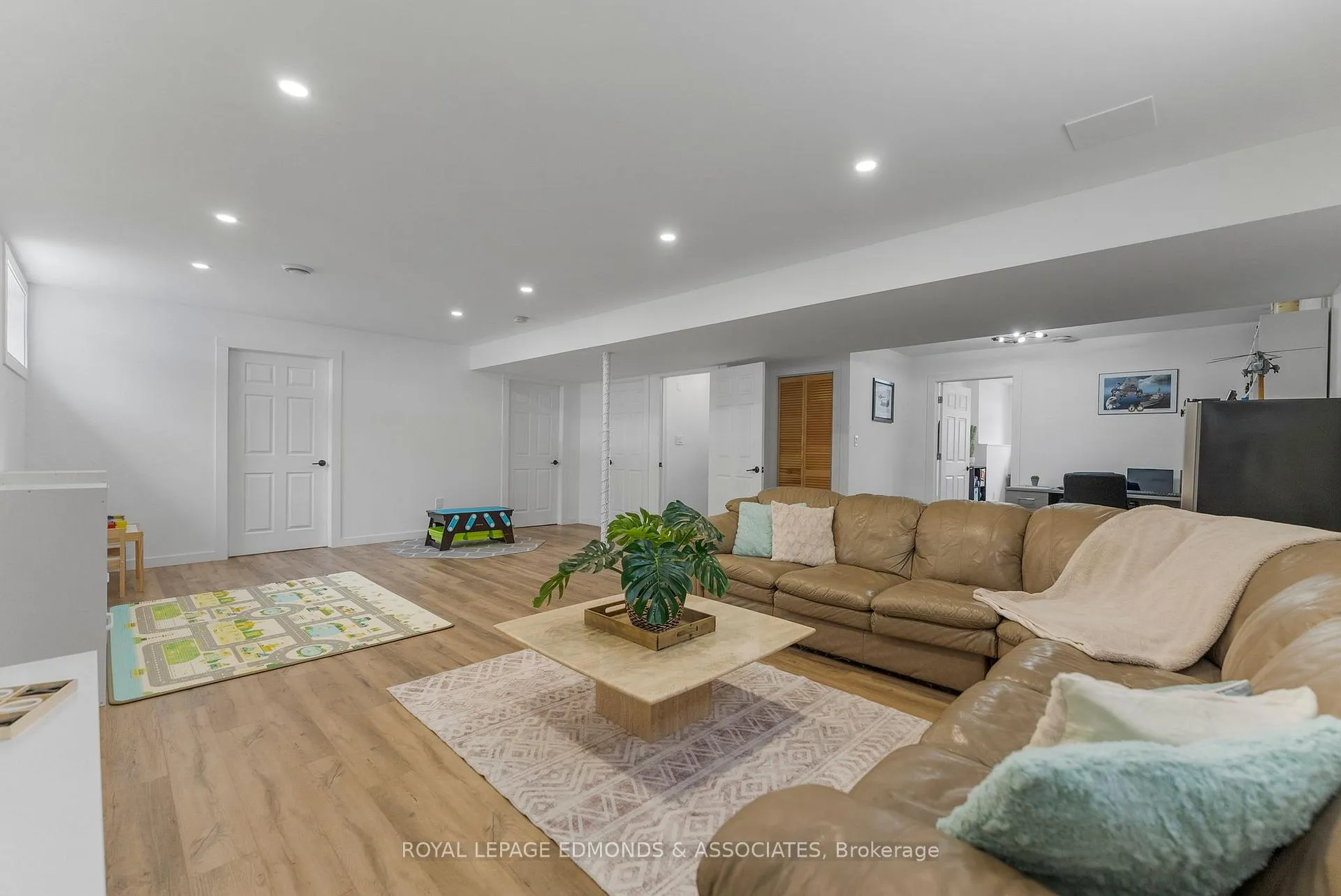 Photo 21 of 669 Fairview Avenue S, Laurentian Valley — HOMEH