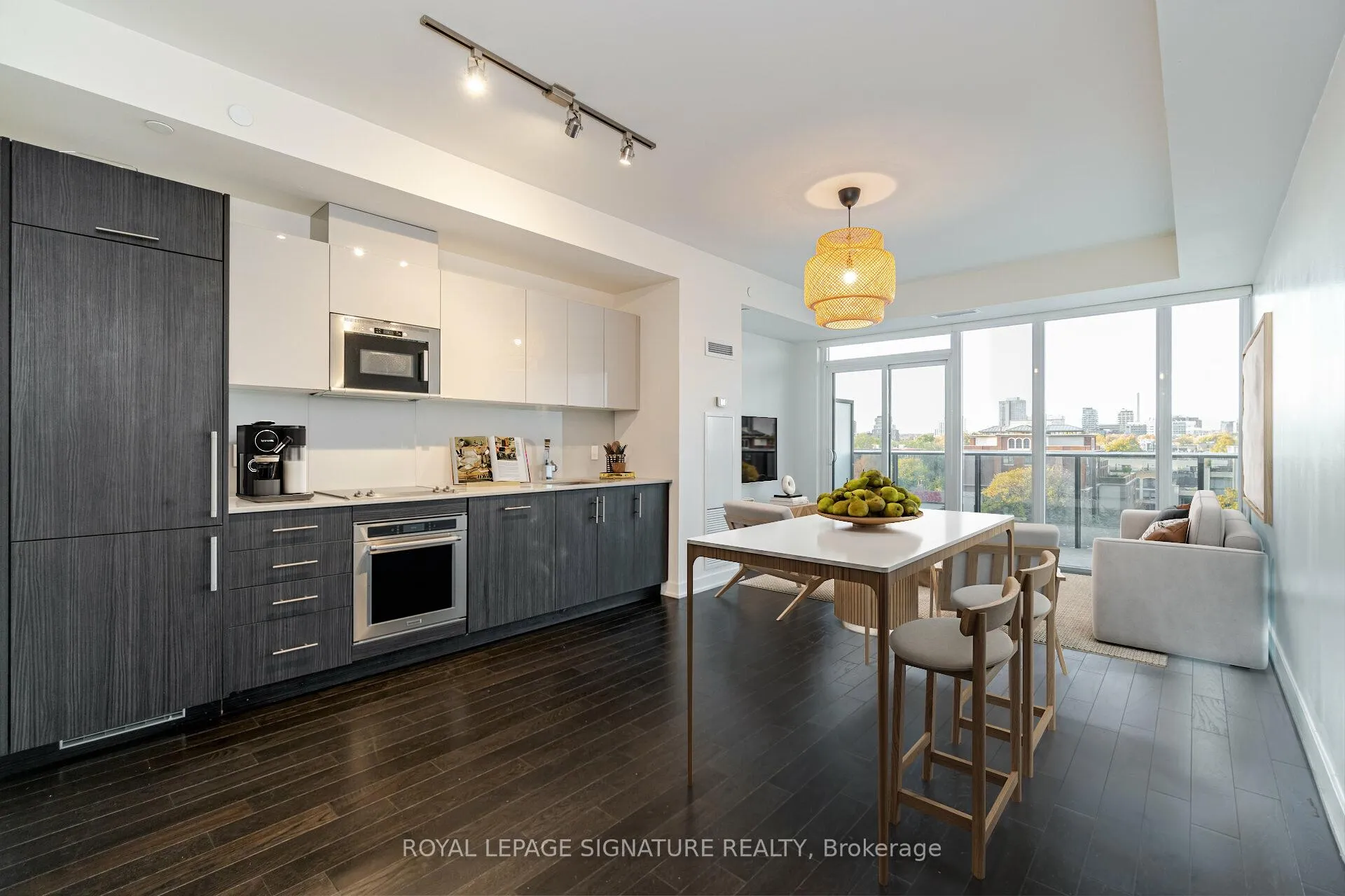 Front of Unit 811, 330 Richmond Street W
