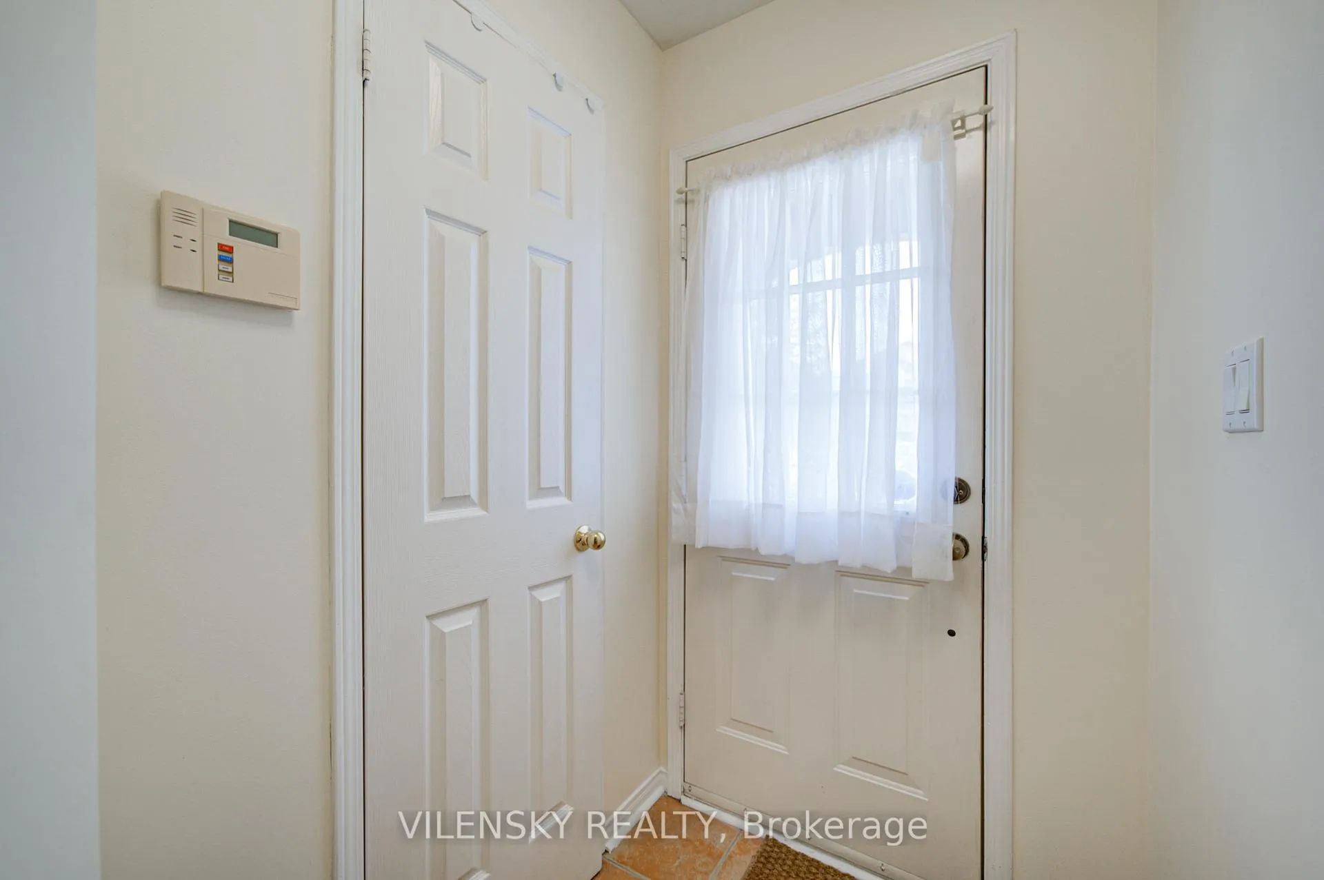 Photo 3 of 186 Purcell Crescent, Vaughan, Maple — HOMEH