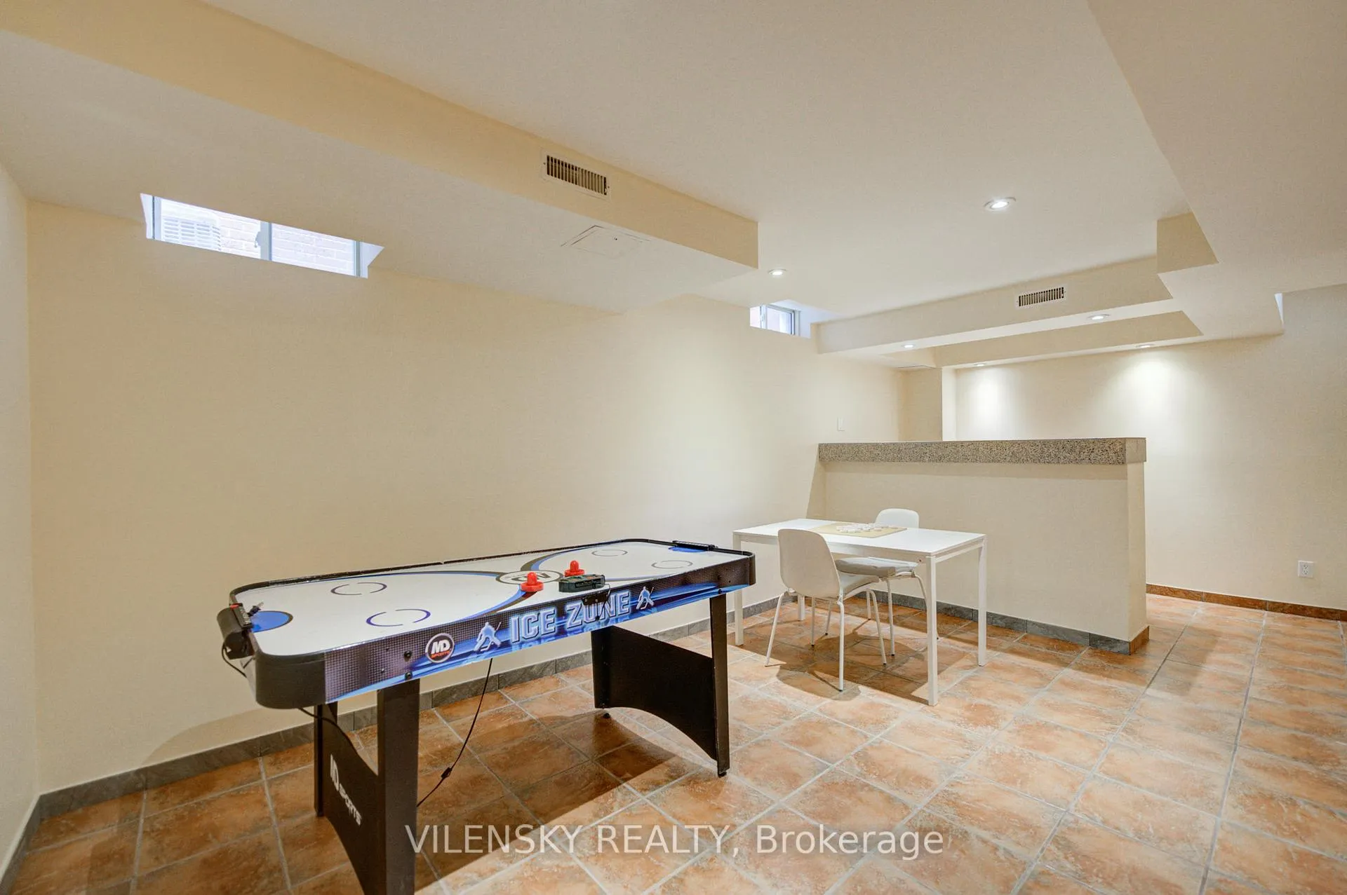Photo 40 of 186 Purcell Crescent, Vaughan, Maple — HOMEH
