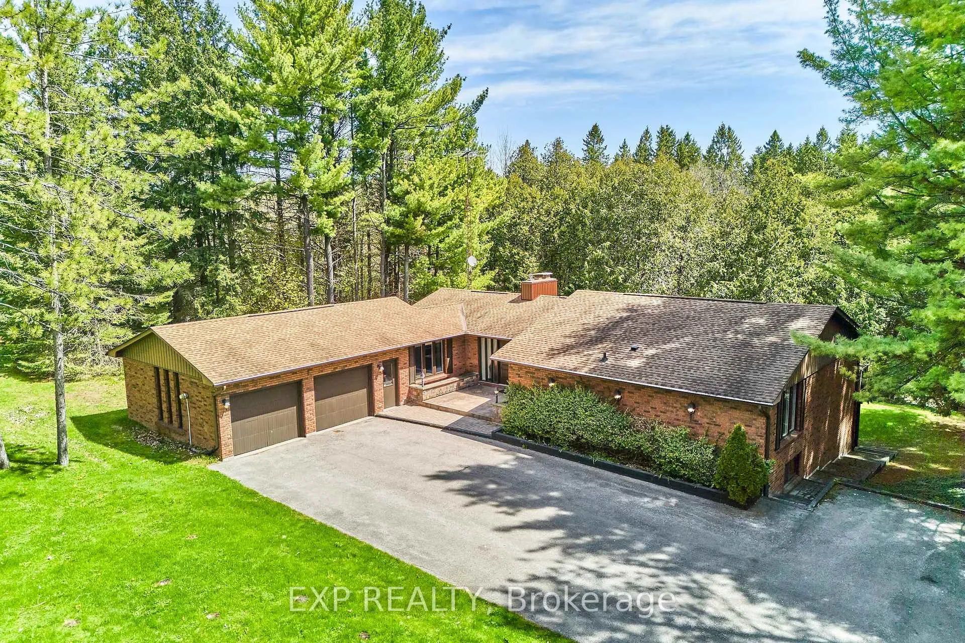 Photo 4 of 7985 Cedarbrook Trail, Whitby, Brooklin — HOMEH