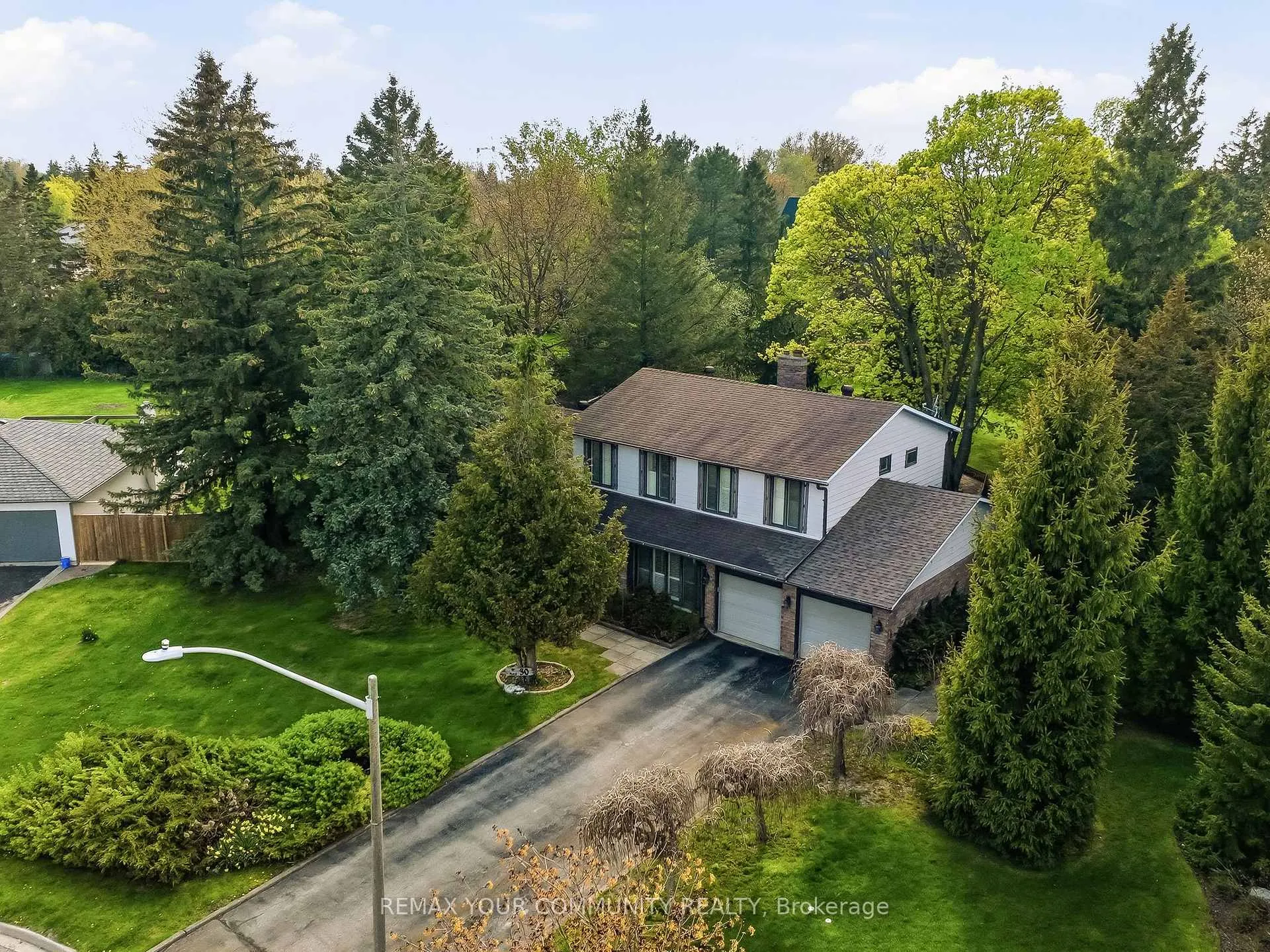 Photo 1 of 30 Crossley Court, King, King City — HOMEH