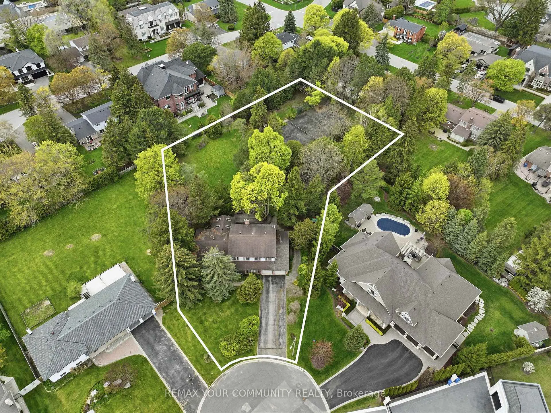 Photo 2 of 30 Crossley Court, King, King City — HOMEH