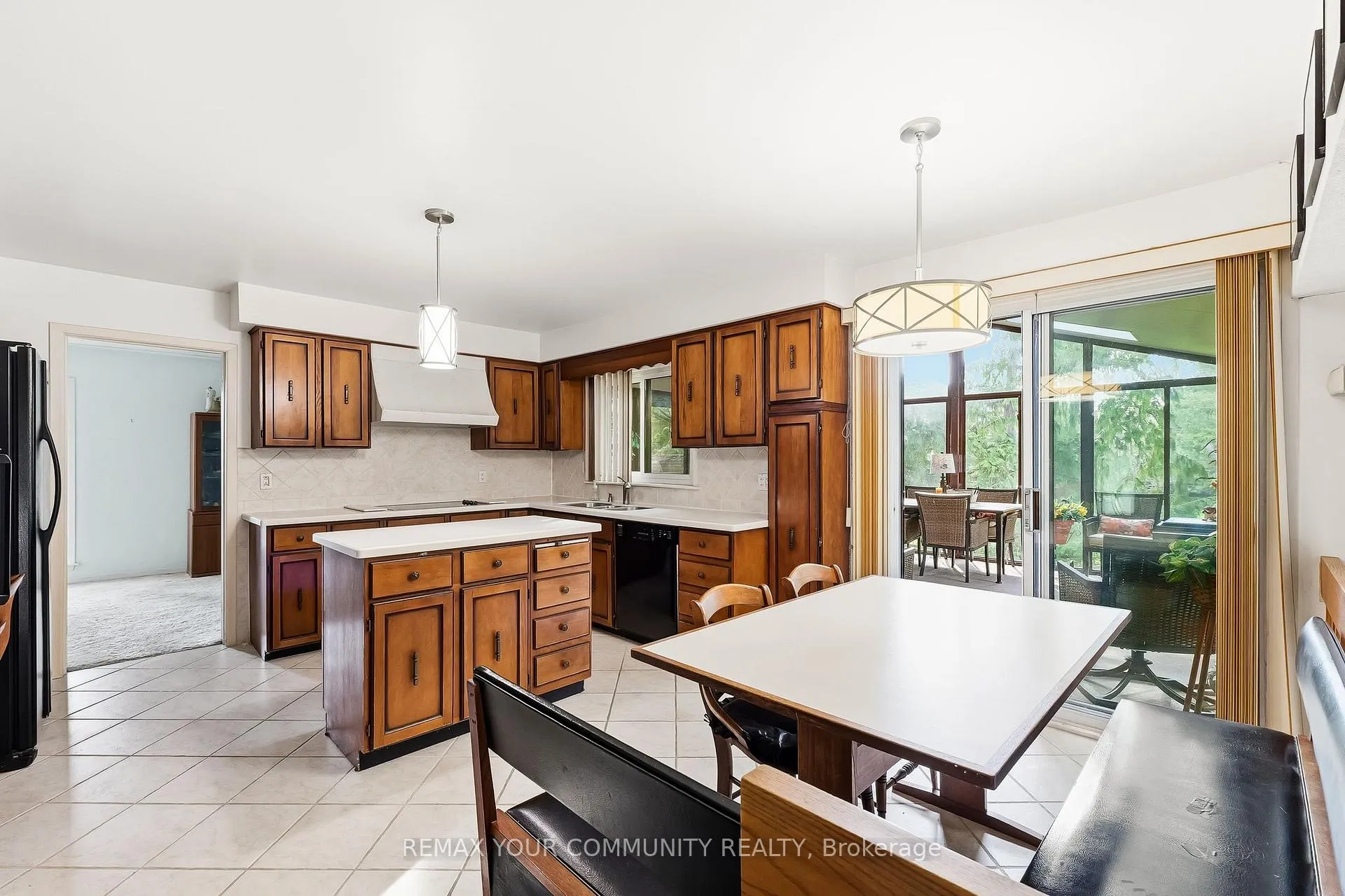 Photo 8 of 30 Crossley Court, King, King City — HOMEH