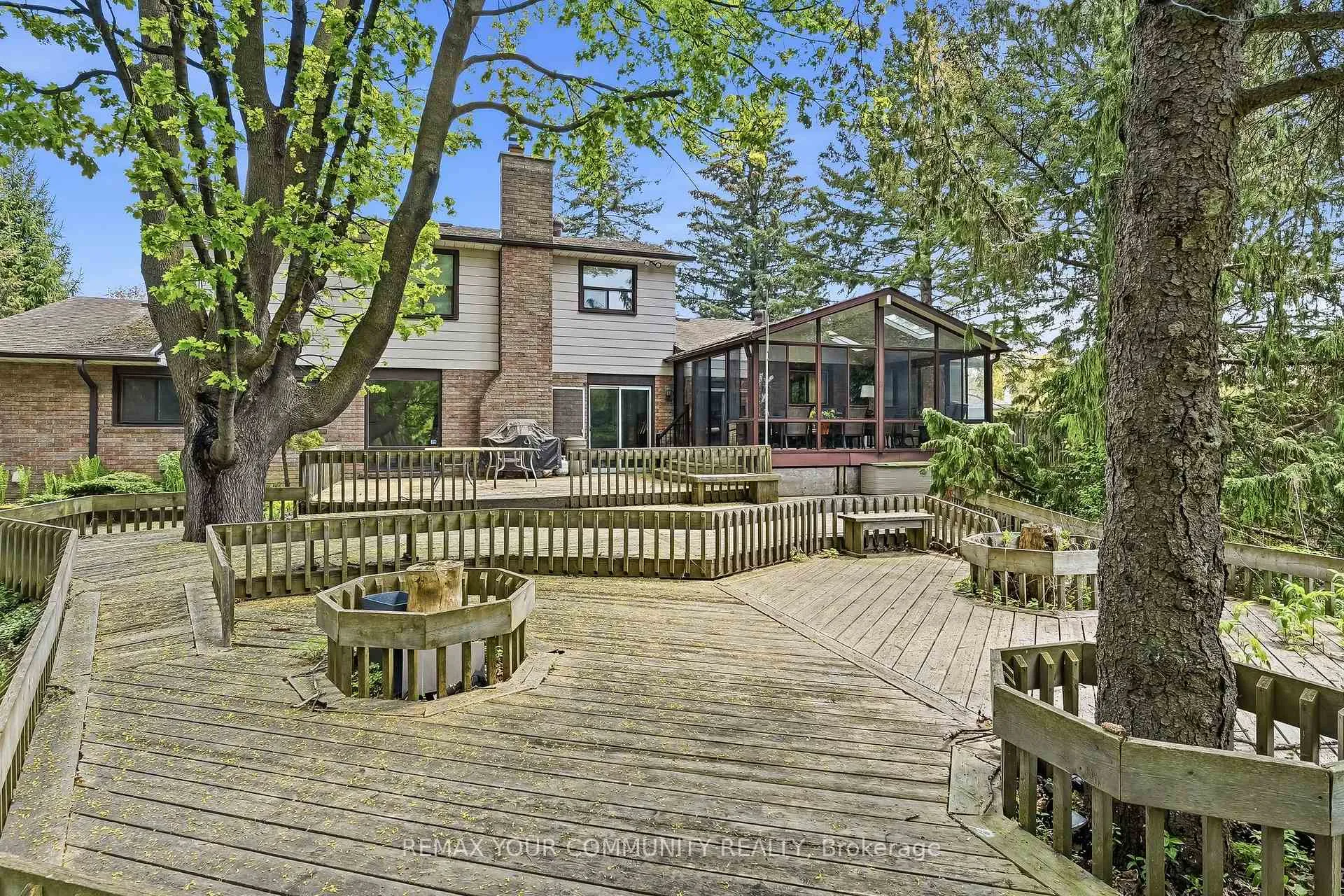 Photo 16 of 30 Crossley Court, King, King City — HOMEH