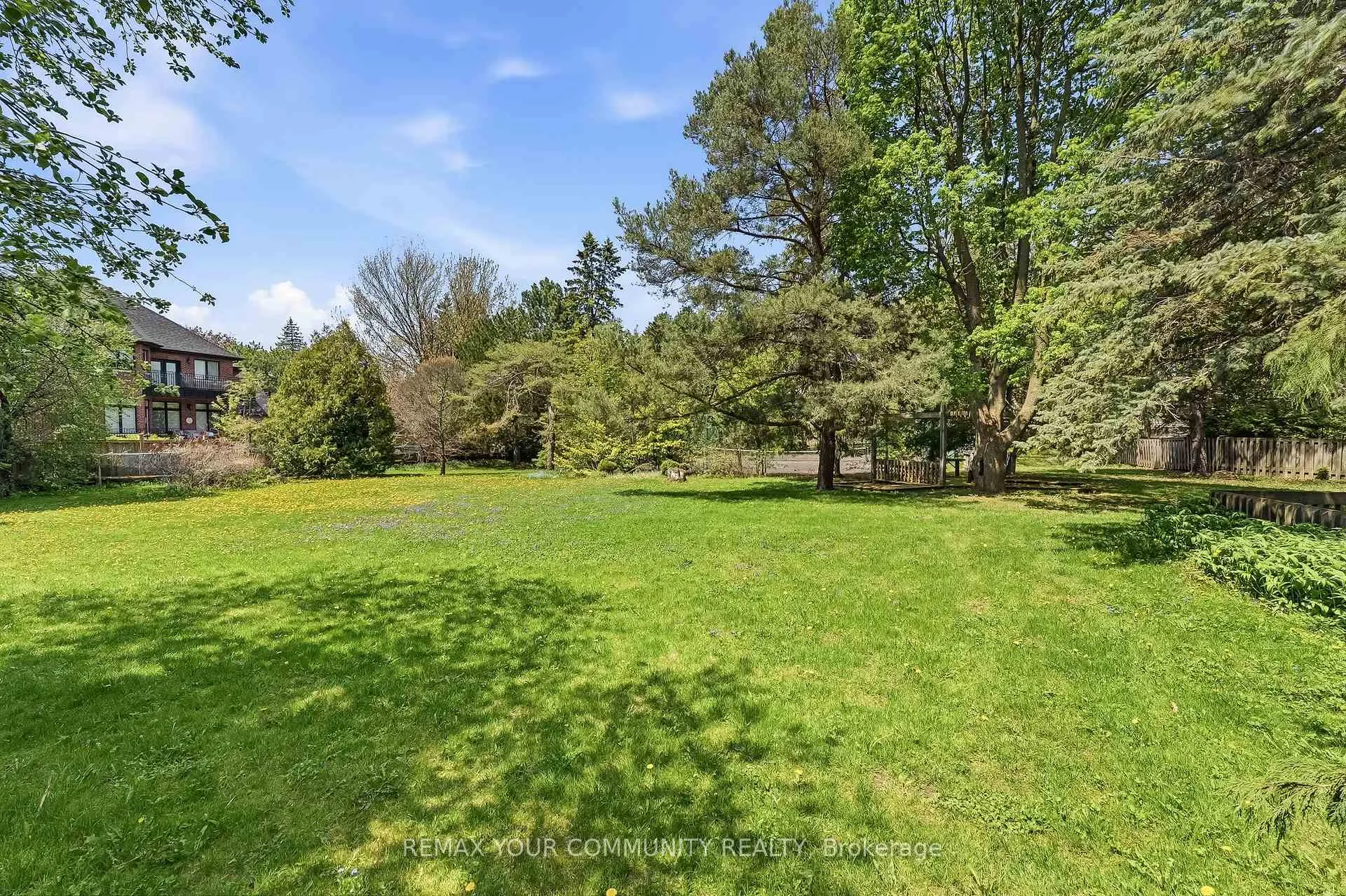 Photo 18 of 30 Crossley Court, King, King City — HOMEH