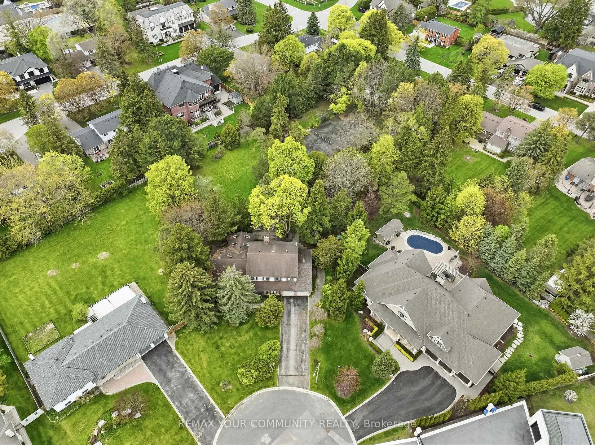 Photo 20 of 30 Crossley Court, King, King City — HOMEH