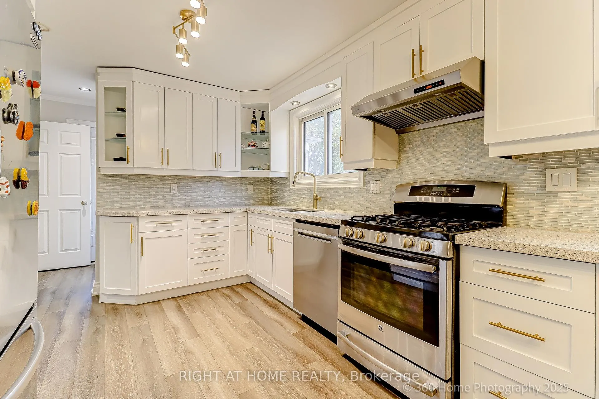 Photo 12 of 38 Culham Street, Oakville, College Park — HOMEH