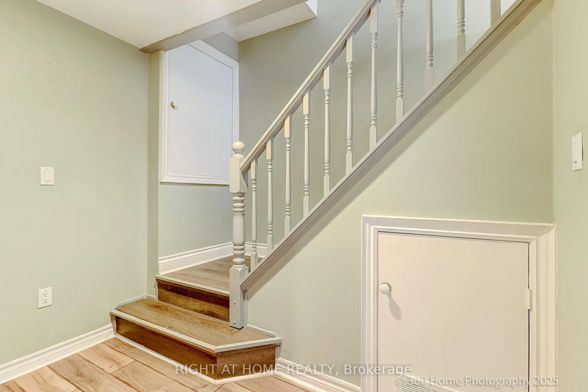 Photo 29 of 38 Culham Street, Oakville, College Park — HOMEH