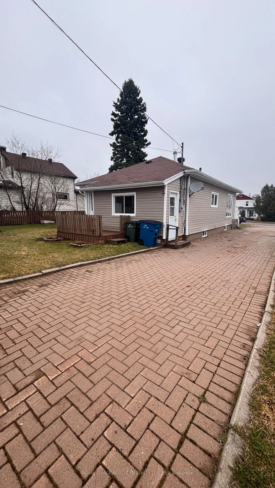 Photo 4 of 299 Third Avenue, Cochrane — HOMEH