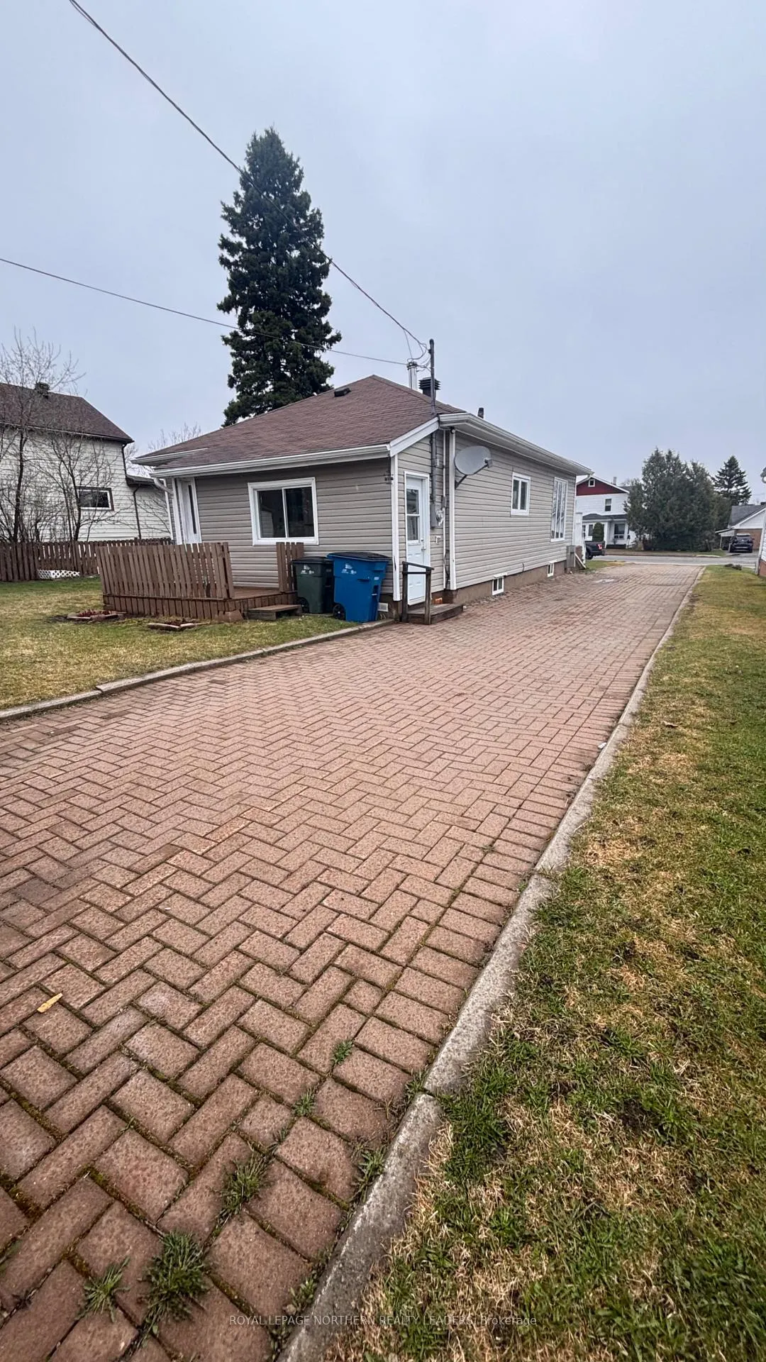 Photo 9 of 299 Third Avenue, Cochrane — HOMEH