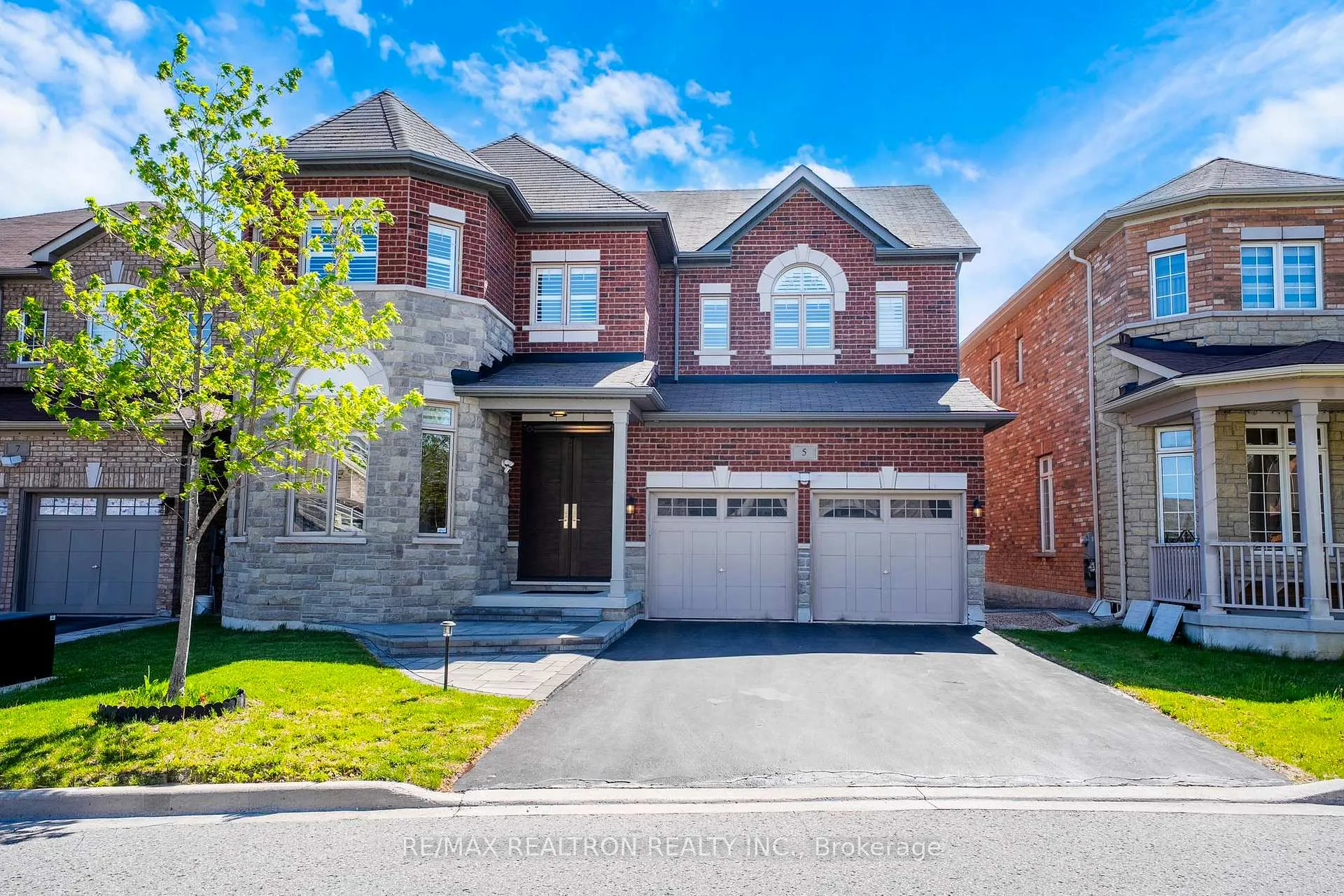 Photo 2 of 5 Warton Court, Markham, Greensborough — HOMEH