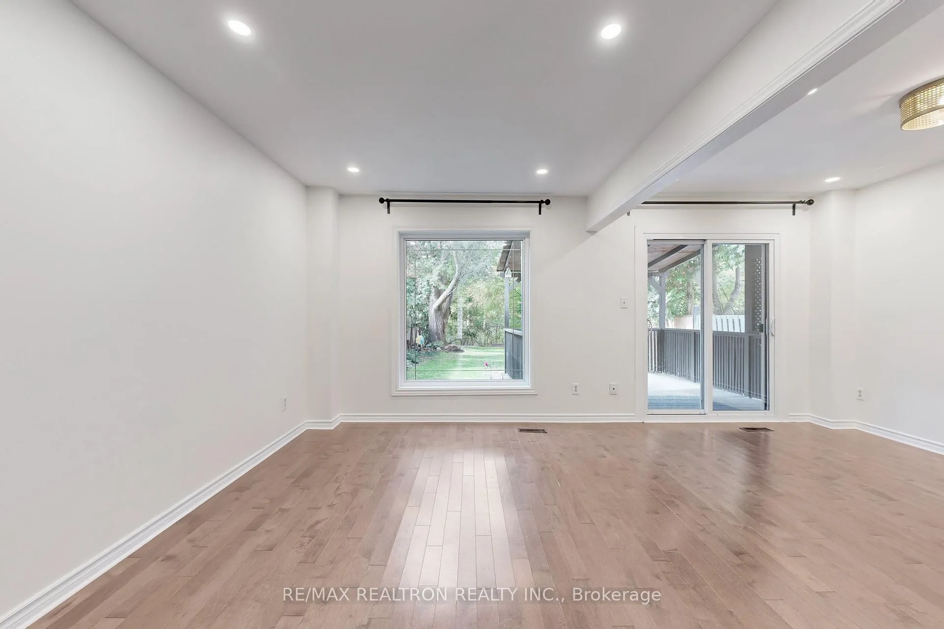 Photo 6 of 74 Trothen Circle, Markham, Markham Village — HOMEH
