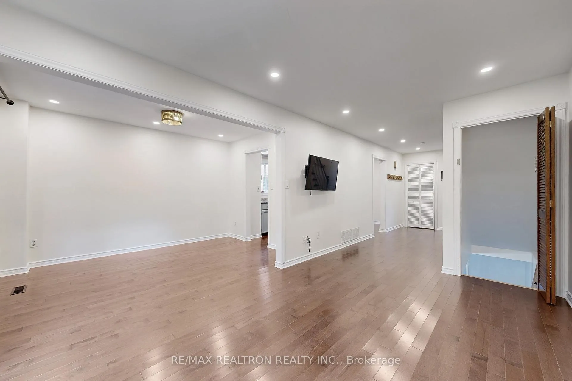Photo 7 of 74 Trothen Circle, Markham, Markham Village — HOMEH
