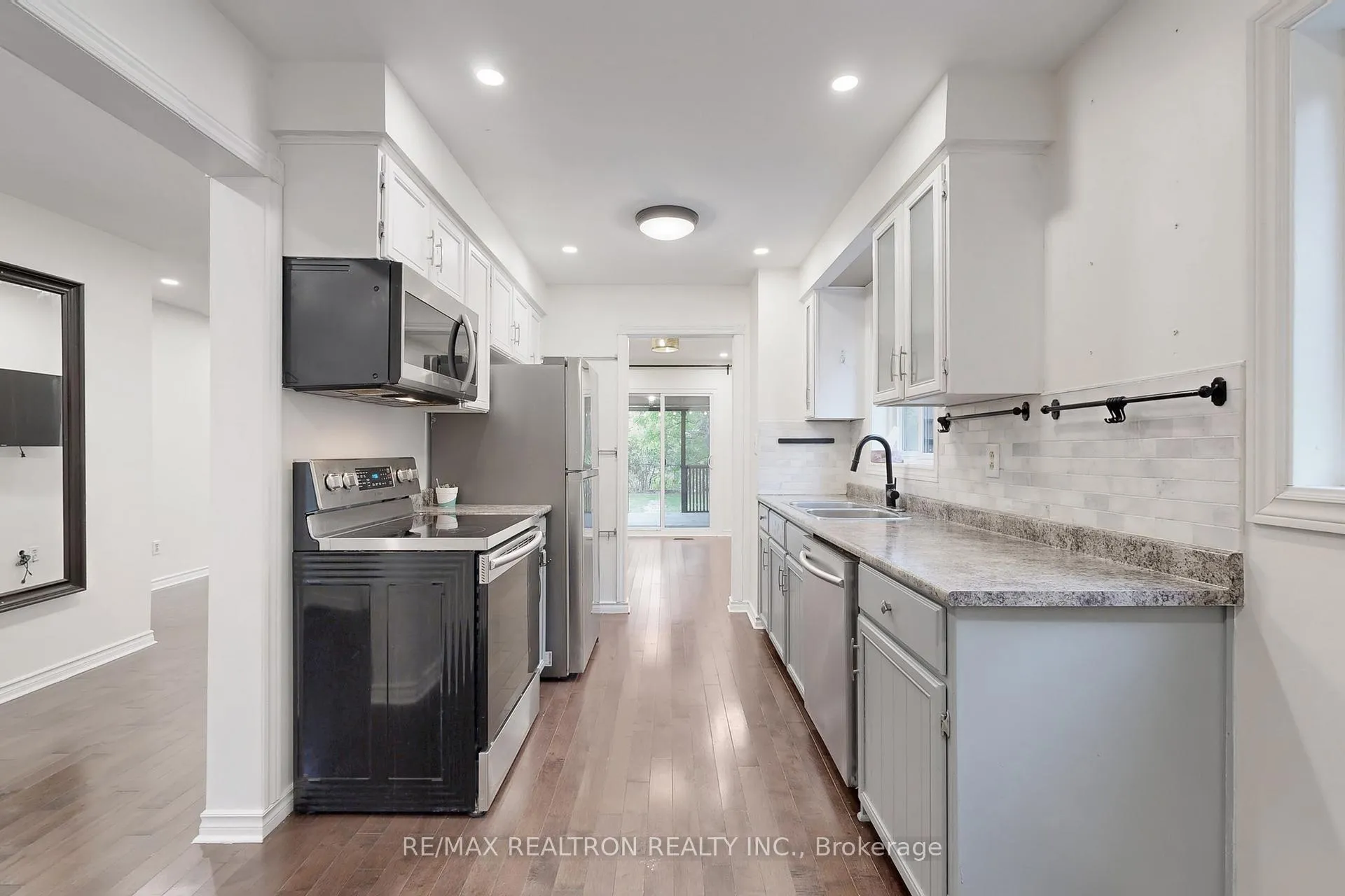 Photo 16 of 74 Trothen Circle, Markham, Markham Village — HOMEH