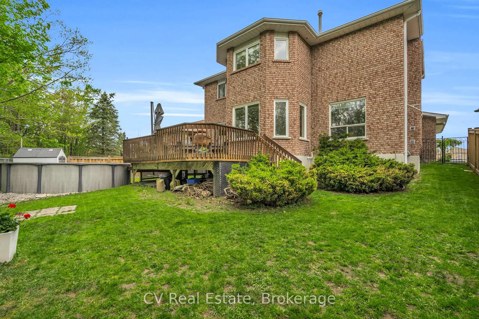Photo 3 of 5 McCutcheon Court, Barrie, Northwest — HOMEH