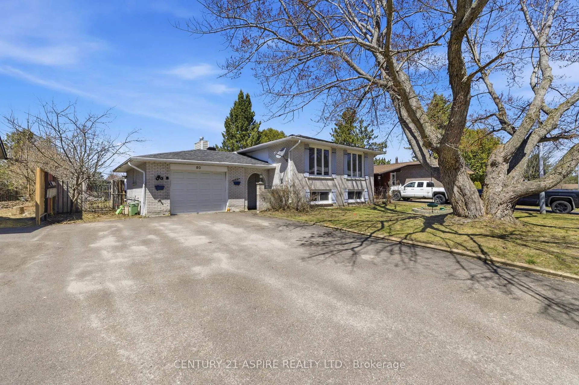 Photo 3 of 93 Frontenac Crescent, Deep River — HOMEH