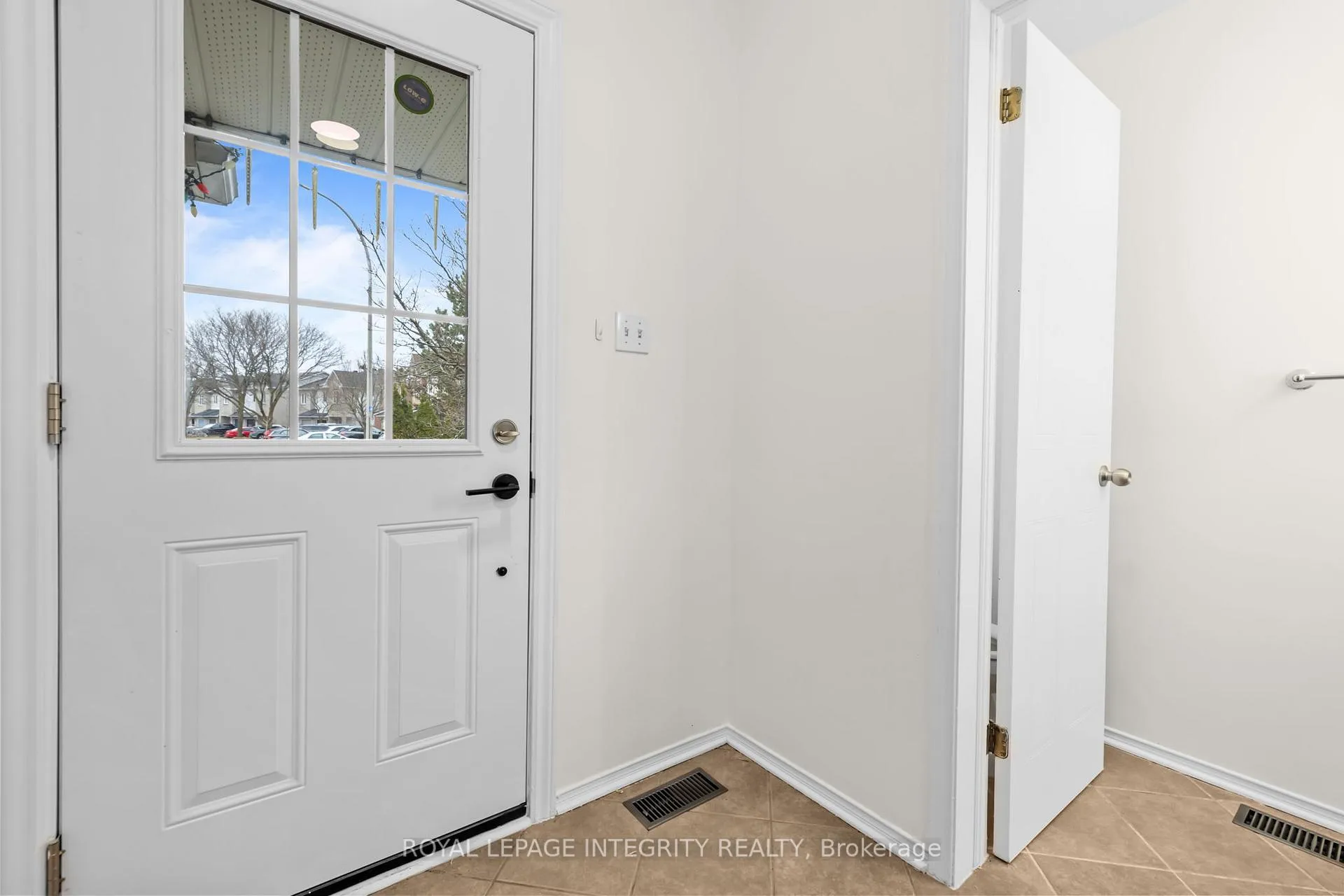 Photo 2 of 9 Flowertree Crescent, Ottawa, Kanata - Emerald Meadows/Trailwest — HOMEH
