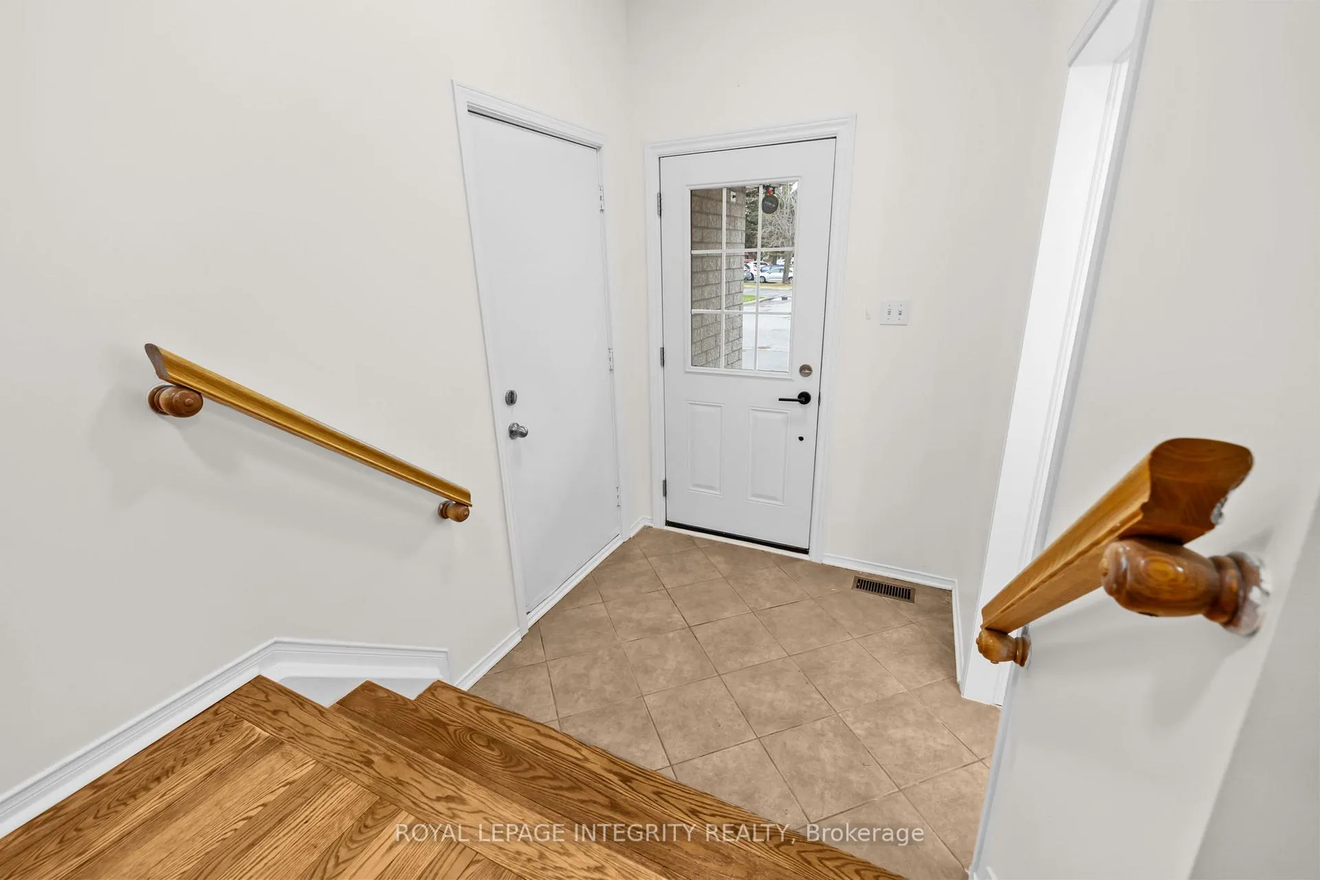 Photo 4 of 9 Flowertree Crescent, Ottawa, Kanata - Emerald Meadows/Trailwest — HOMEH