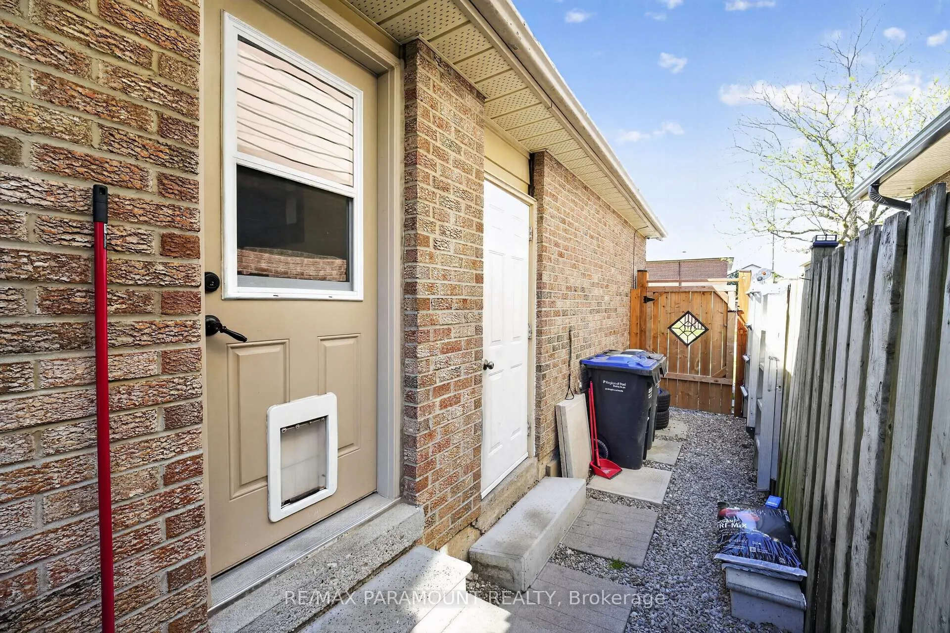 Photo 35 of 186 Weybridge Trail, Brampton, Madoc — HOMEH