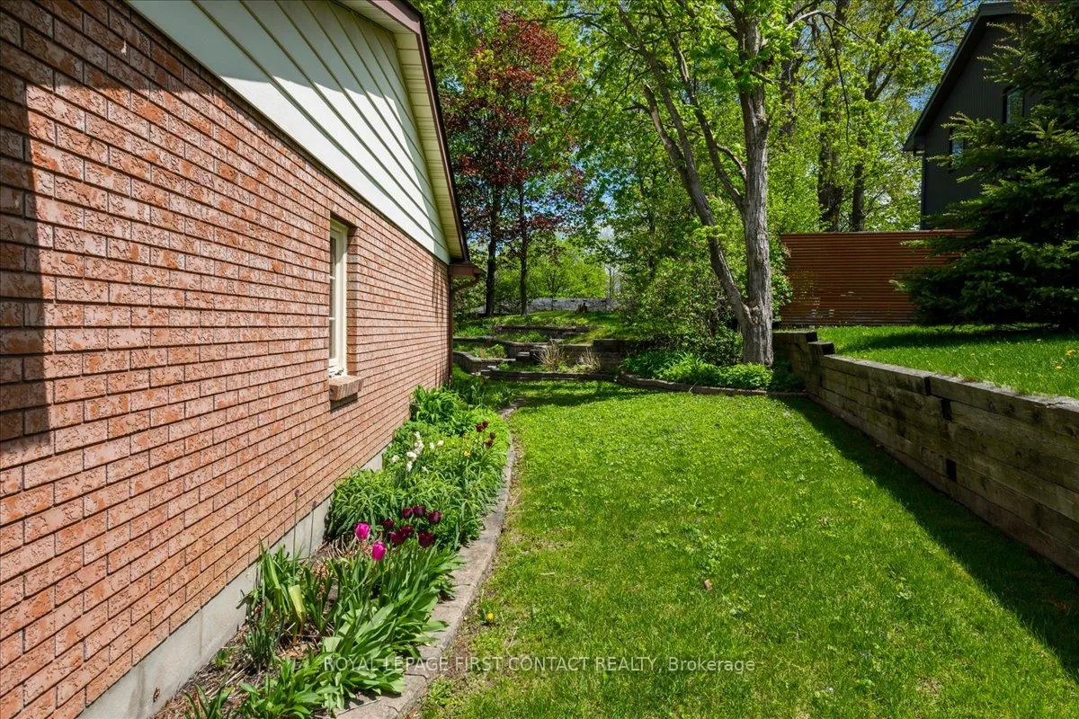 Photo 35 of 11 Forestwood Lane, Barrie, South Shore — HOMEH