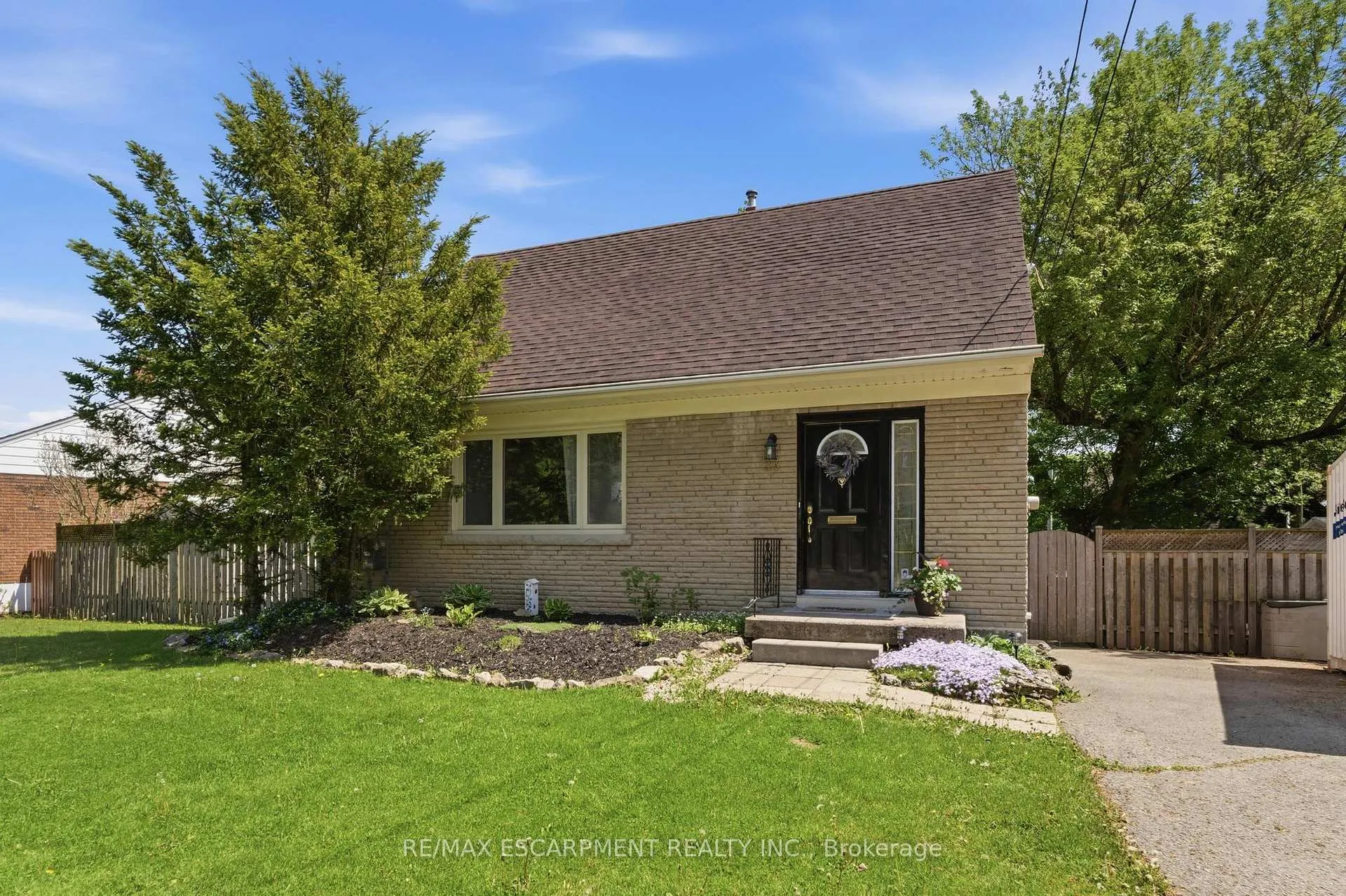 Photo 3 of 23 Marion Crescent, Hamilton, Dundas — HOMEH