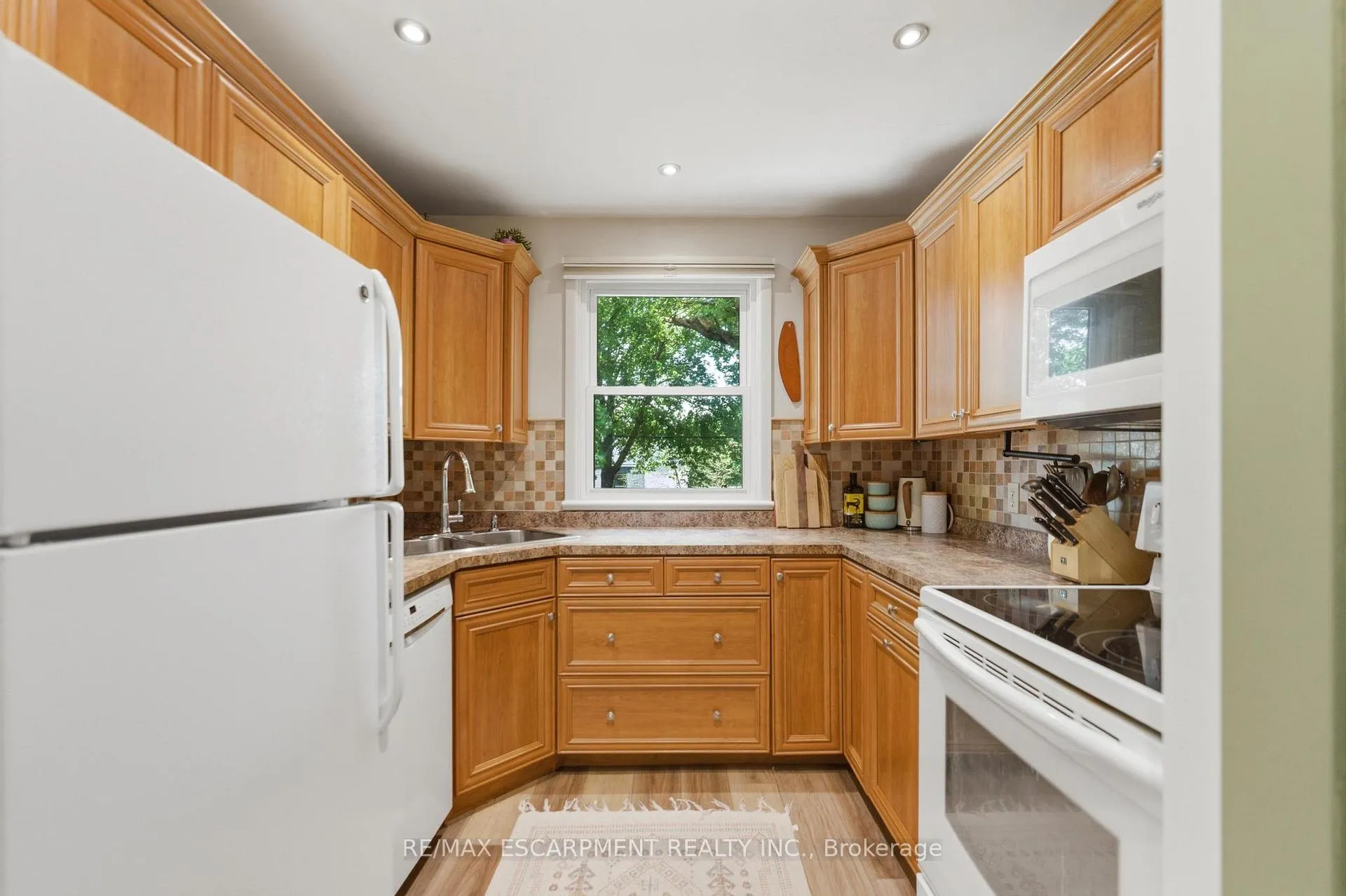Photo 10 of 23 Marion Crescent, Hamilton, Dundas — HOMEH