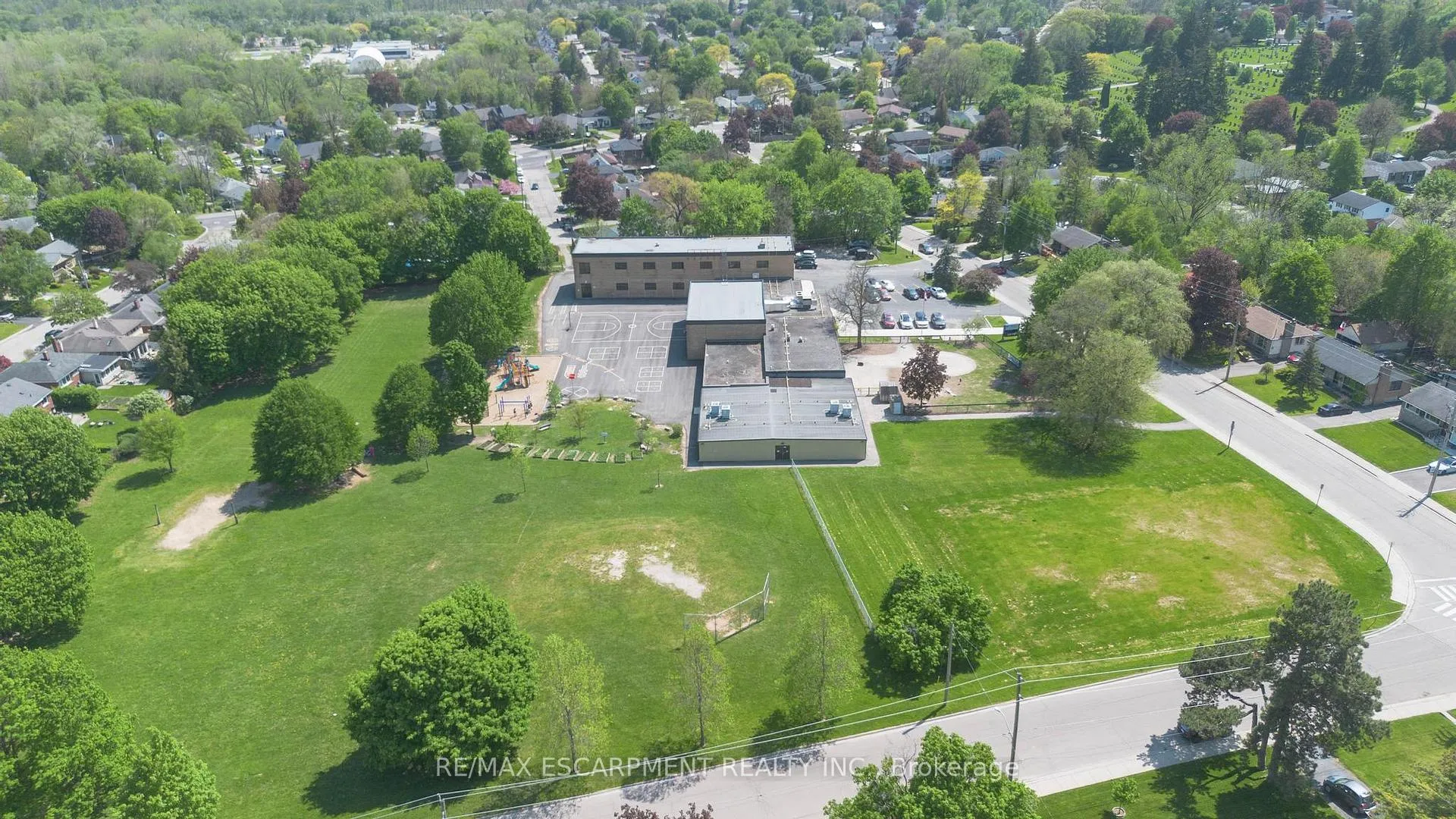 Photo 42 of 23 Marion Crescent, Hamilton, Dundas — HOMEH