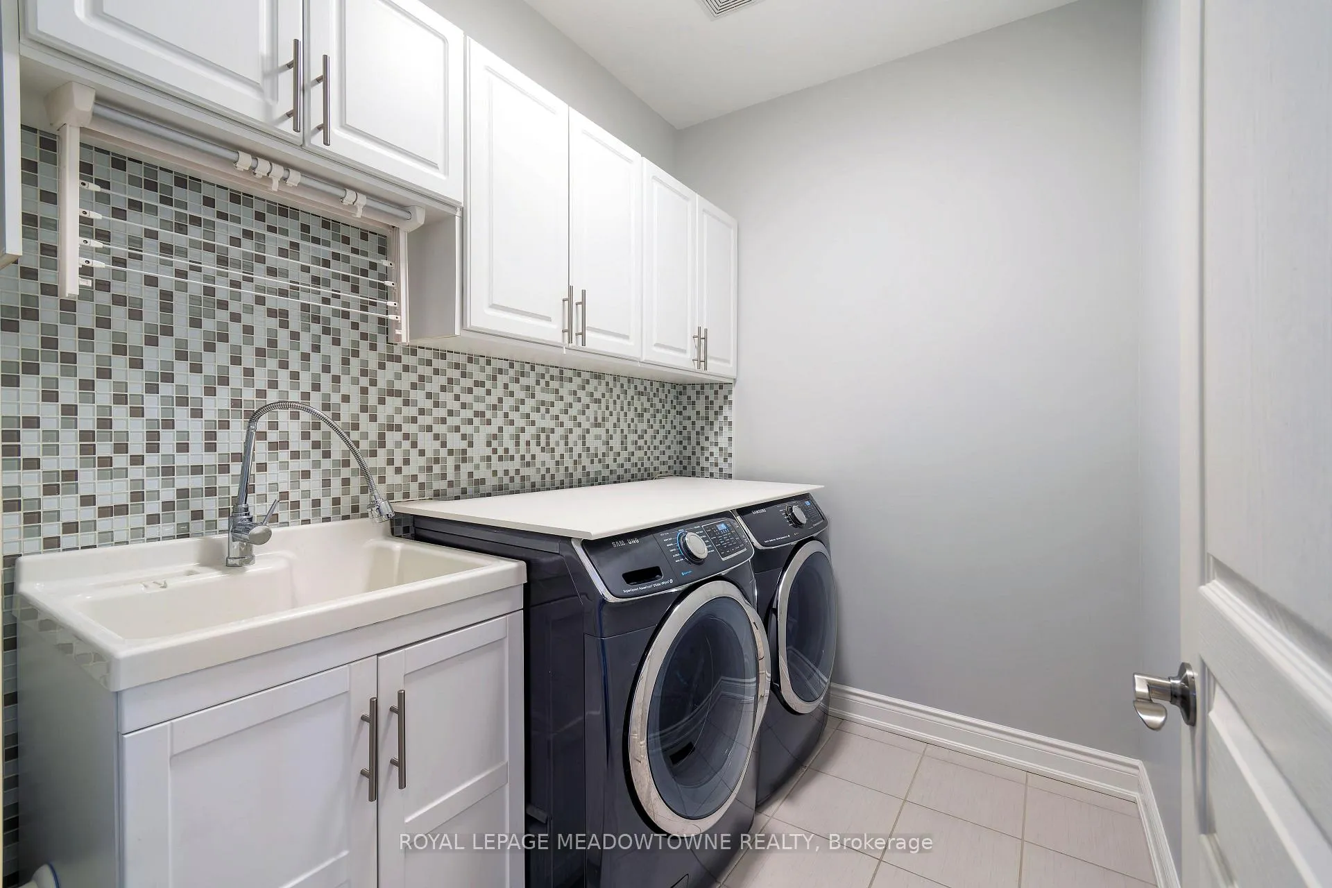 Photo 26 of 11 Cranbrook Crescent, Vaughan, Kleinburg — HOMEH