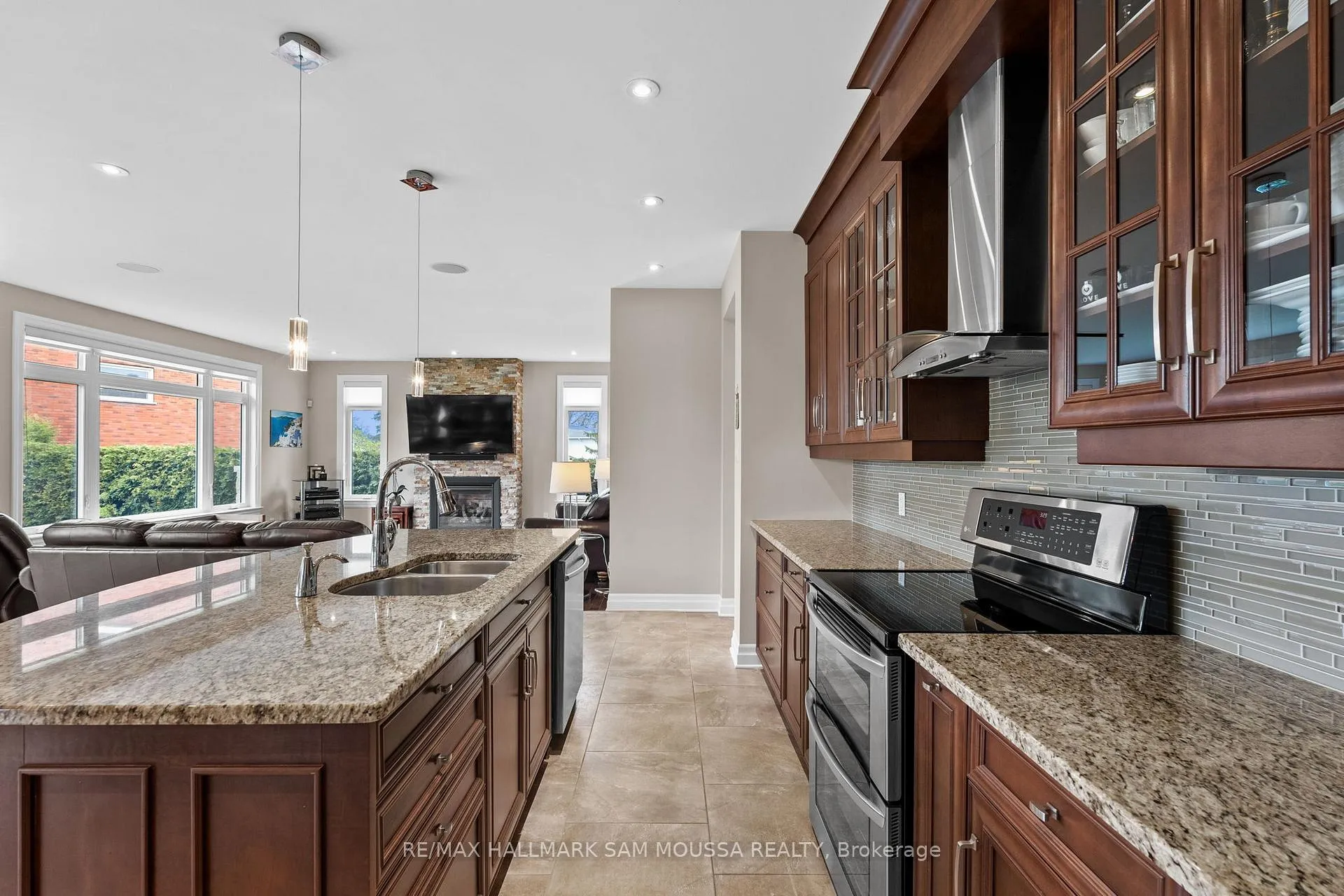 Photo 10 of 18 Wynford Avenue, Ottawa, Craig Henry/Woodvale — HOMEH