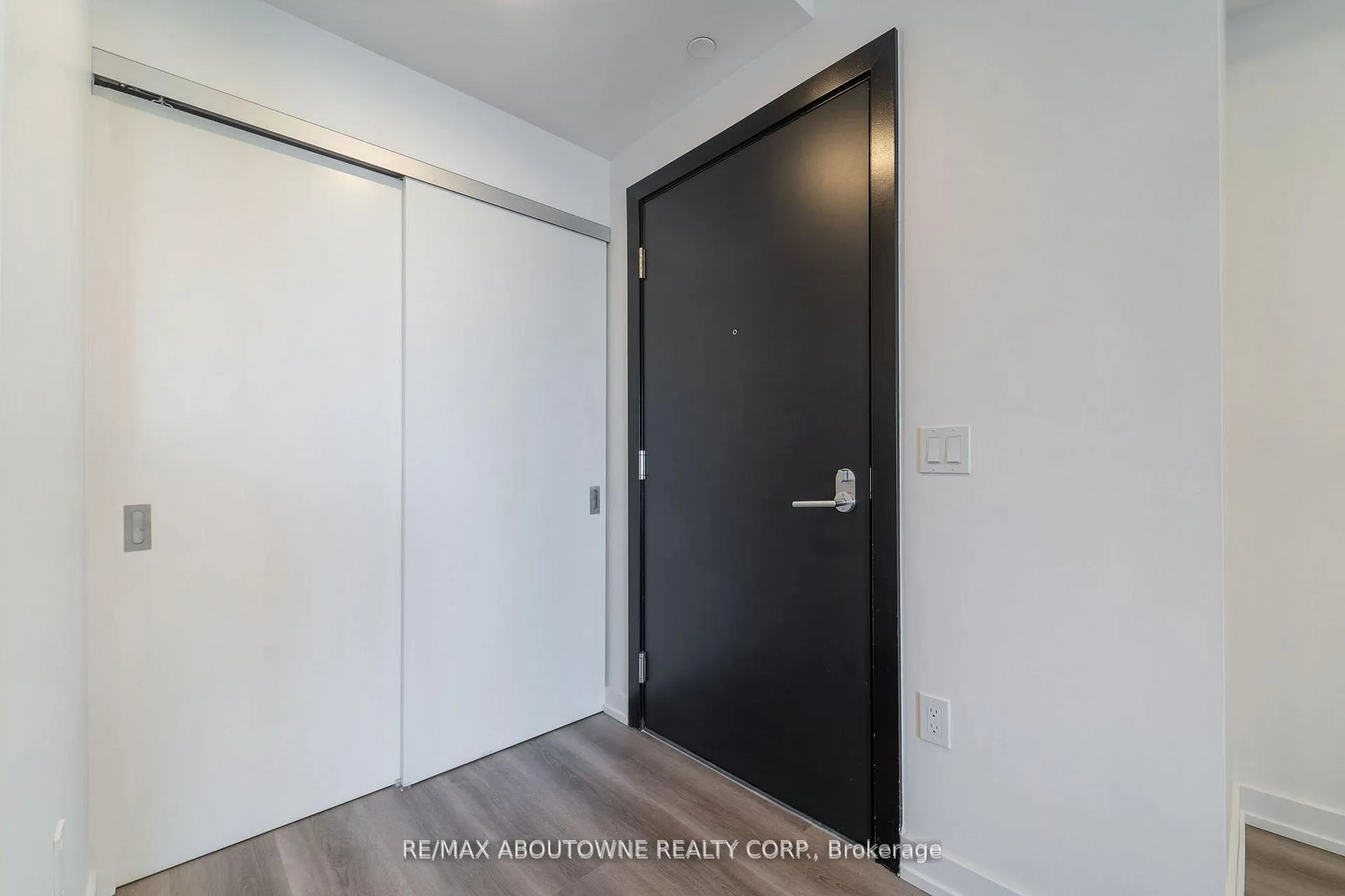 Photo 4 of Unit 1407, 5 Wellington Street S, Kitchener, Cherry Hill — HOMEH