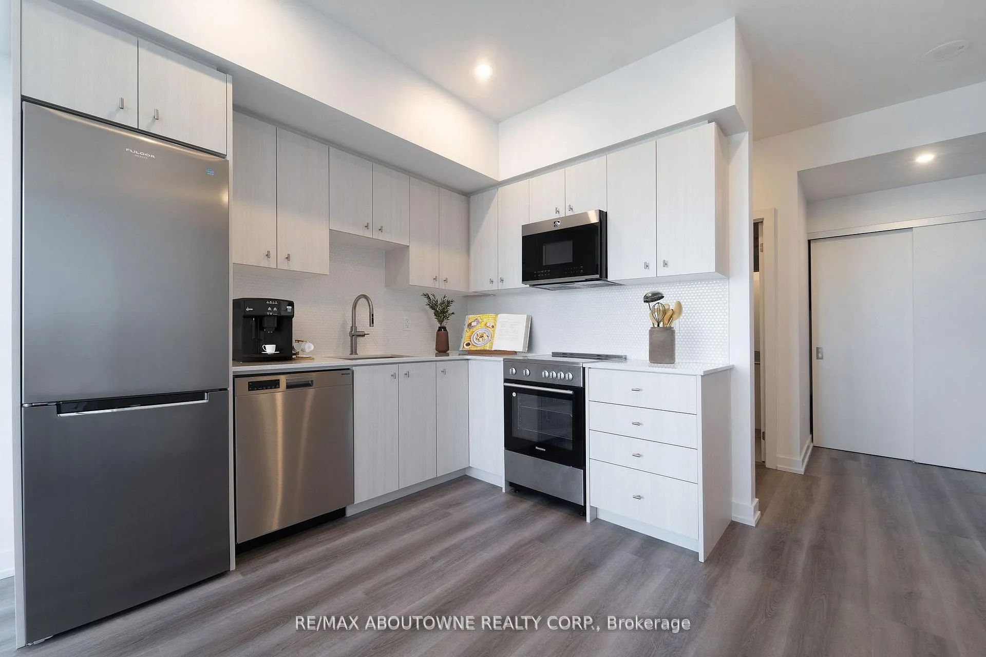 Photo 6 of Unit 1407, 5 Wellington Street S, Kitchener, Cherry Hill — HOMEH
